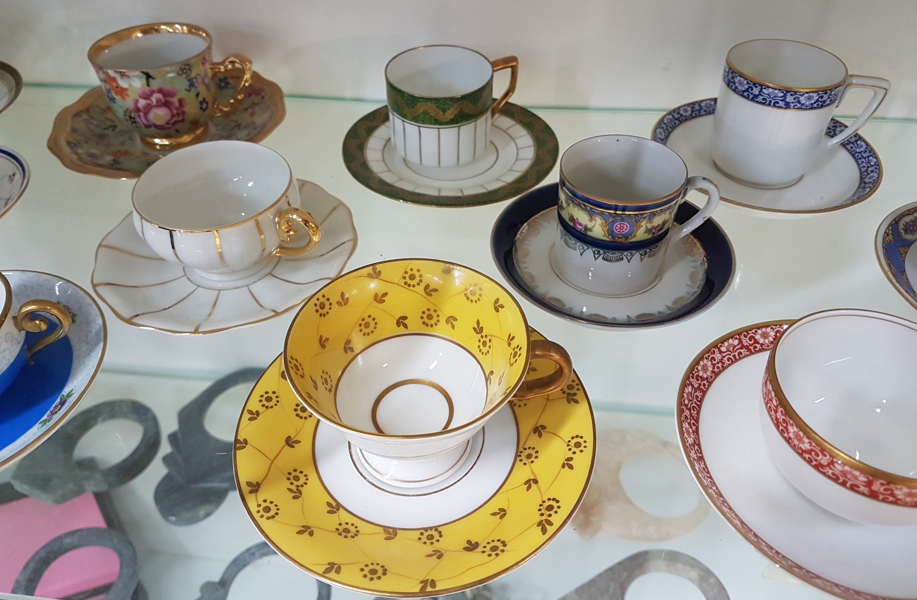 Detail b: 21 Mokka-/Espressotassen, deutsch, um 1900-30er Jahre, versch. Hersteller, Limoges, Hutschenreuther, Rosenthal