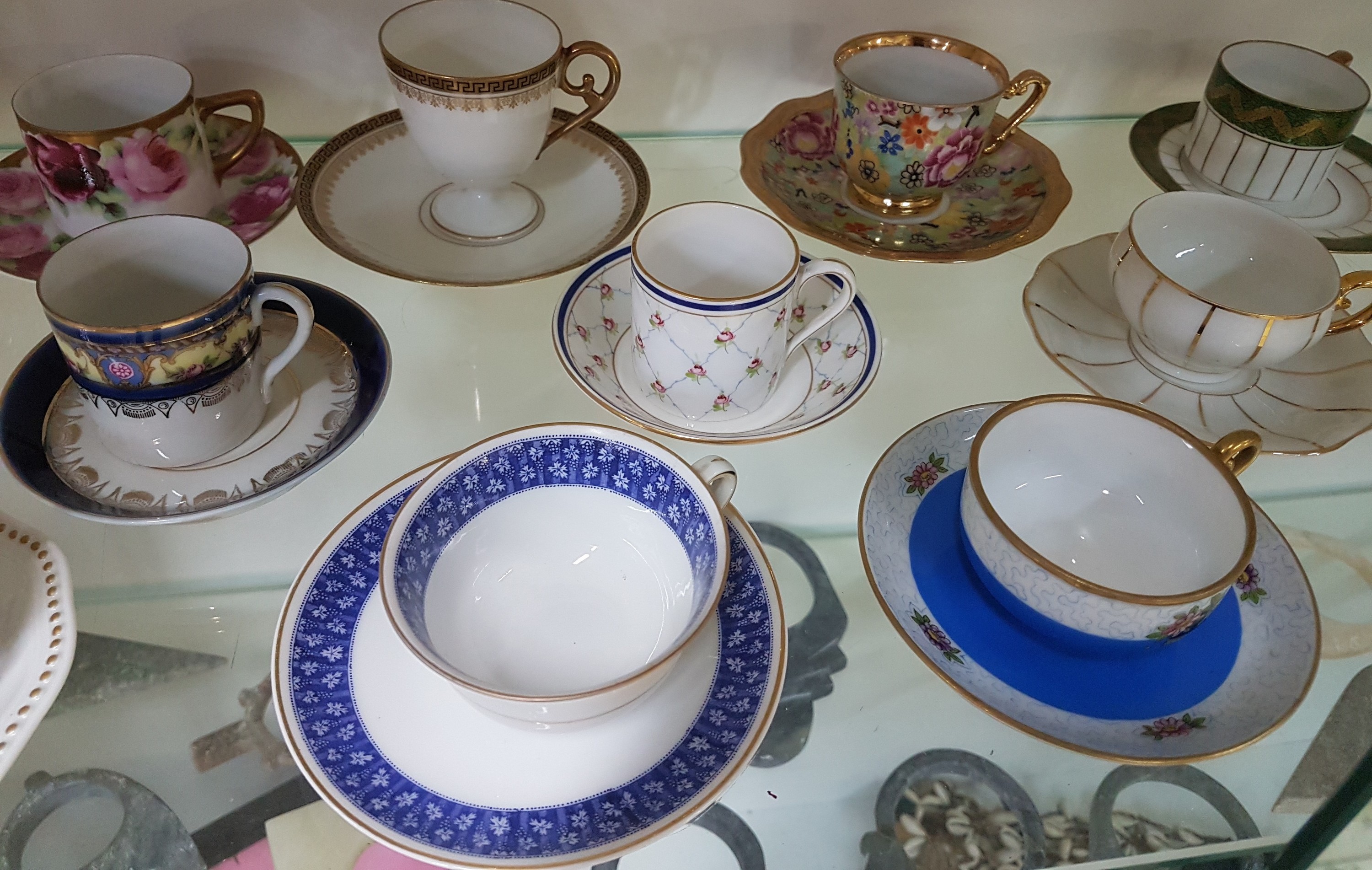 Detail c: 21 Mokka-/Espressotassen, deutsch, um 1900-30er Jahre, versch. Hersteller, Limoges, Hutschenreuther, Rosenthal