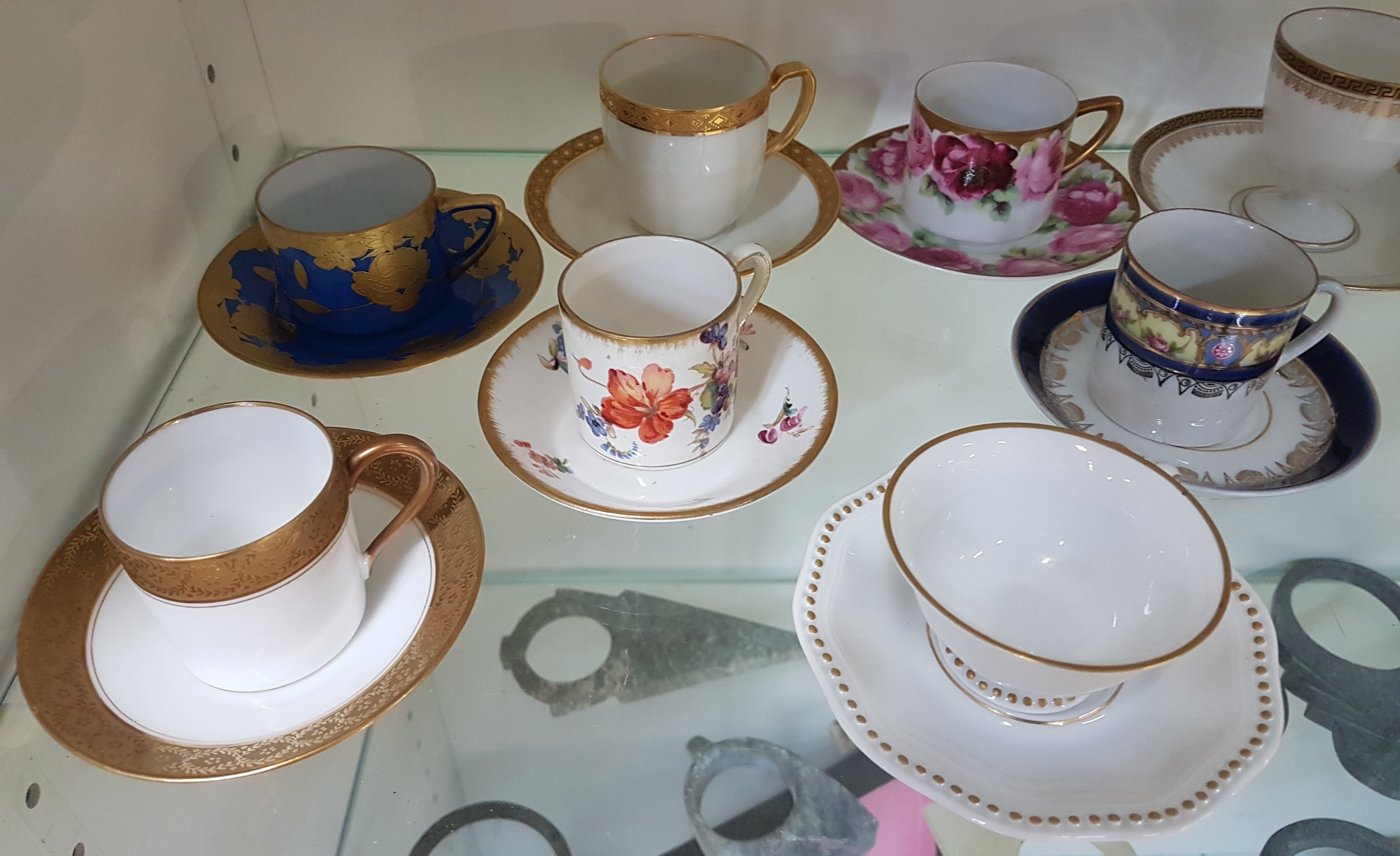 Detail e: 21 Mokka-/Espressotassen, deutsch, um 1900-30er Jahre, versch. Hersteller, Limoges, Hutschenreuther, Rosenthal