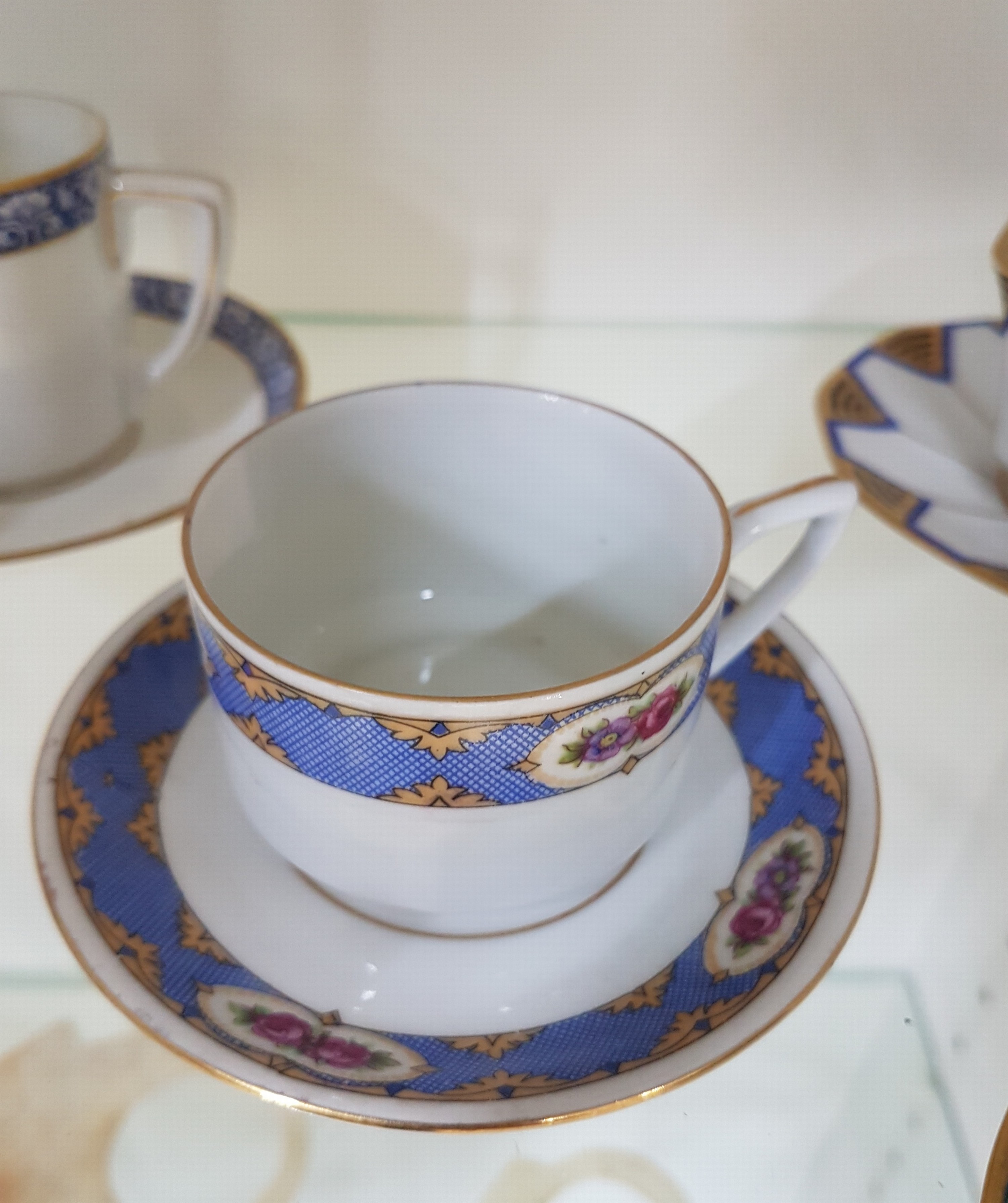 Detail l: 21 Mokka-/Espressotassen, deutsch, um 1900-30er Jahre, versch. Hersteller, Limoges, Hutschenreuther, Rosenthal