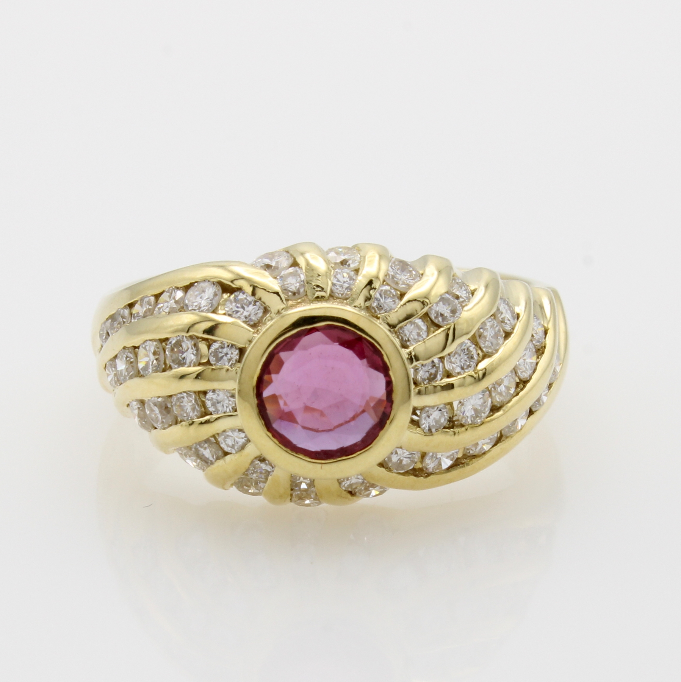 Image 27037661 - Ring mit Rubin und Brillanten, GG 585/000, Rubin mittig gef. ca. 0.48 ct, Brill. ...