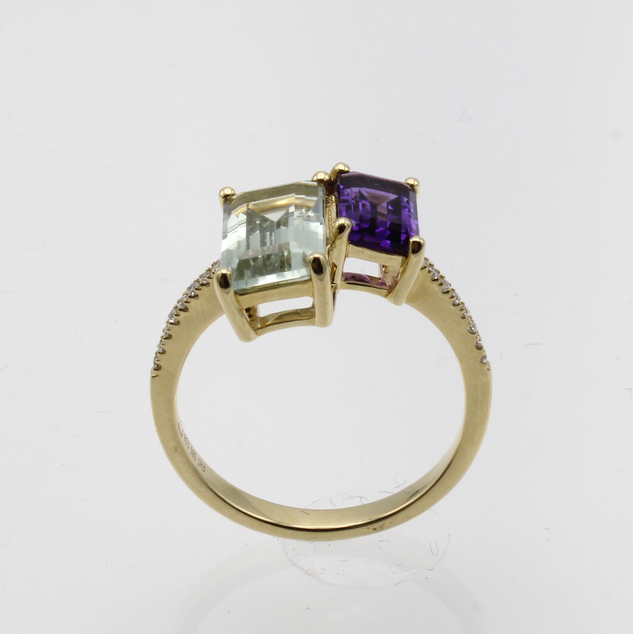 Image 27037662 - Ring mit Amethysten und Brillanten, GG 585/ 000, hellgrüner Amethst ca. 2.20 ct u. lila ...
