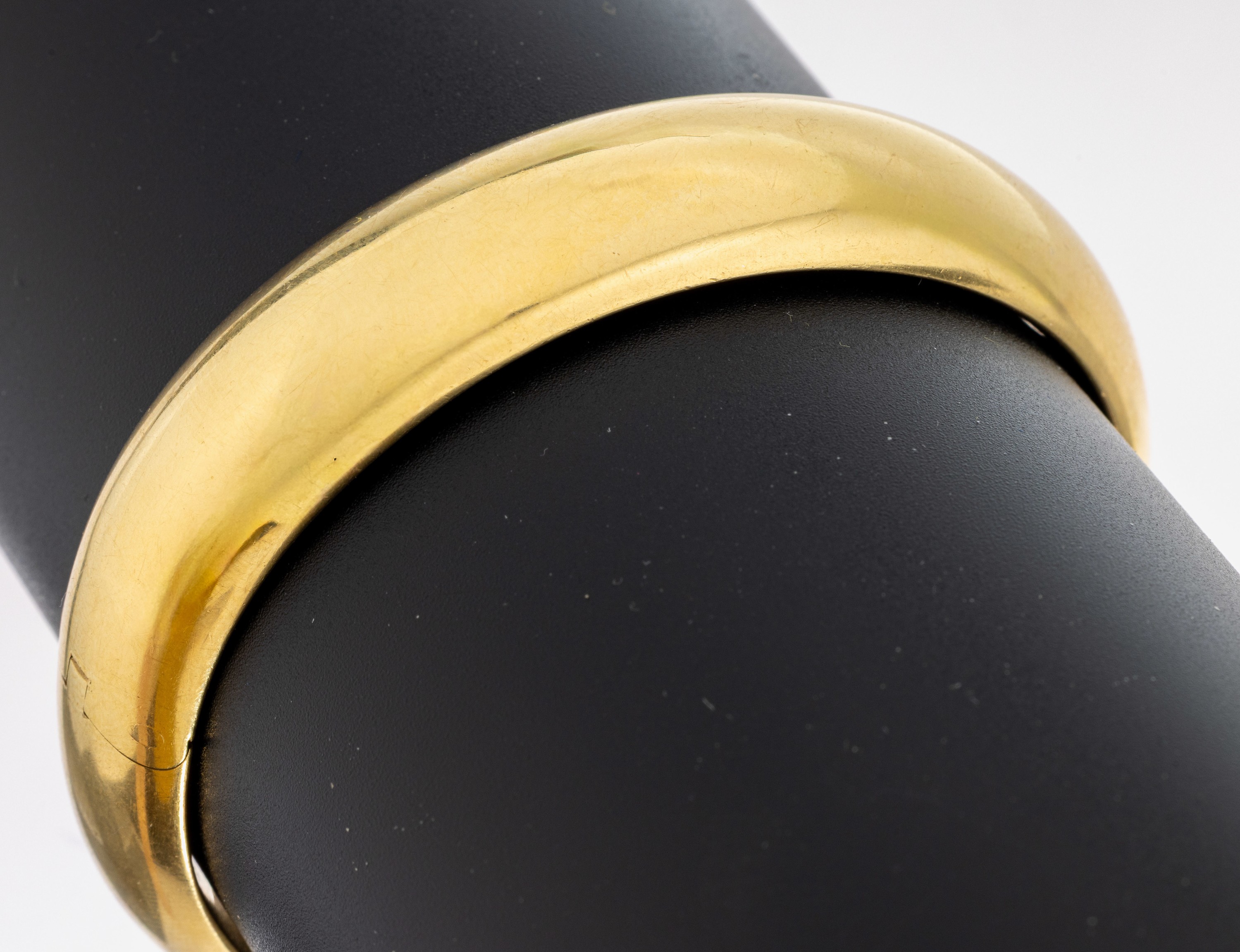 Image 27037687 - 18 kt Gold Armreif, GG 750/000, zeitlose Form, B. ca. 14.6 mm, D. ca. 6 cm, hohl ...
