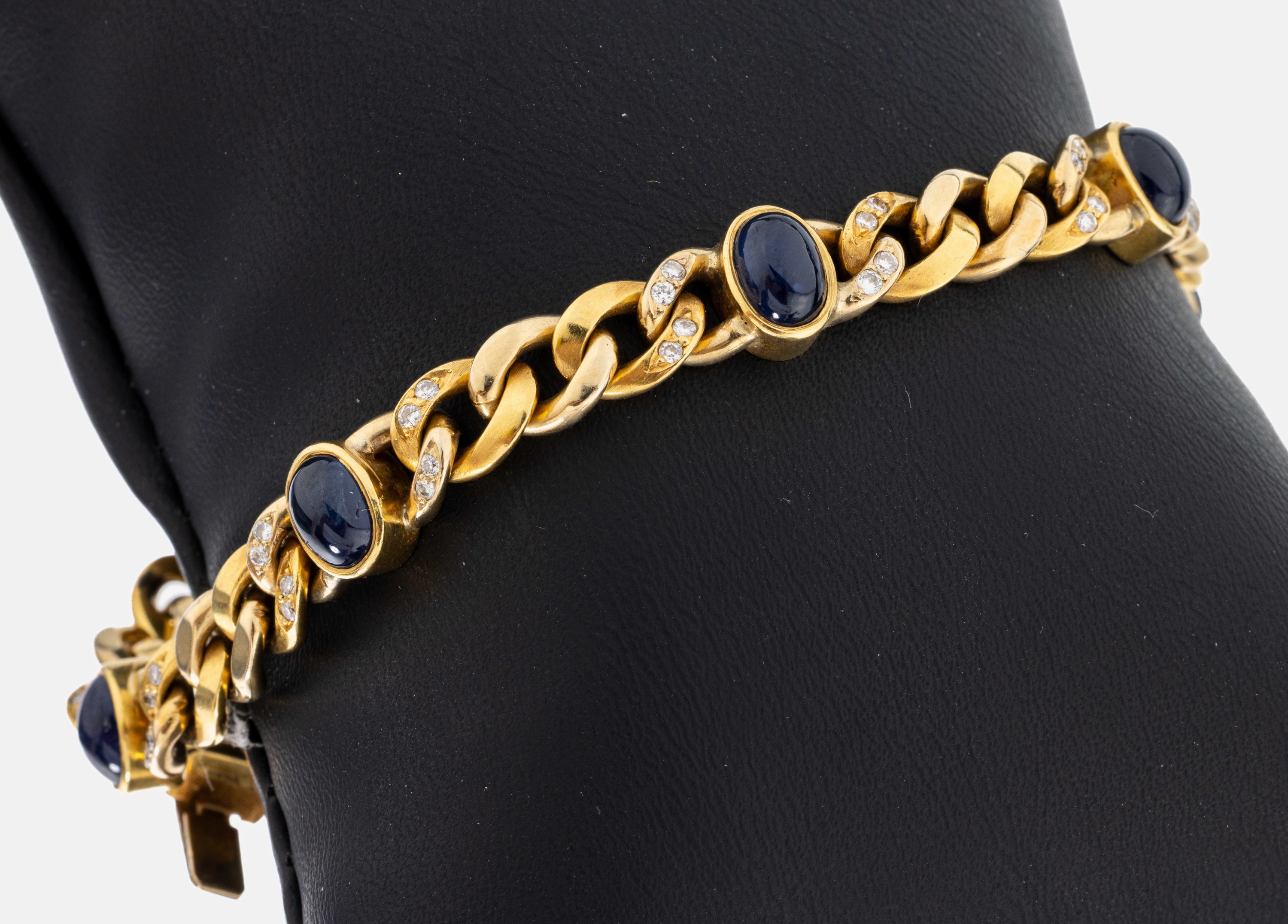 Image 27037691 - 18 kt Gold Saphir-Brillant-Armband, GG 750/000, 5 Saphir-Cabochons zus. ca. 8.5 ct, 40 ...