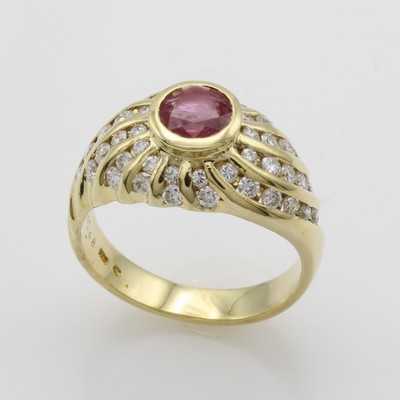 27037661a - Ring mit Rubin und Brillanten, GG 585/000, Rubin mittig gef. ca. 0.48 ct, Brill. ...