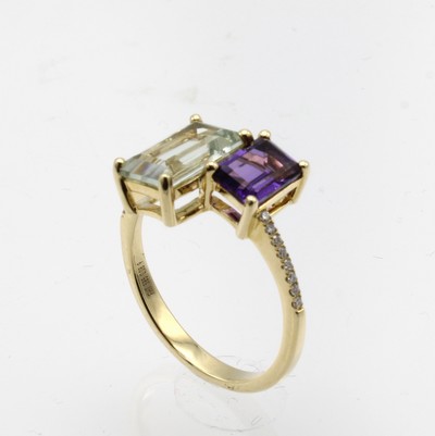 27037662a - Ring mit Amethysten und Brillanten, GG 585/ 000, hellgrüner Amethst ca. 2.20 ct u. lila ...