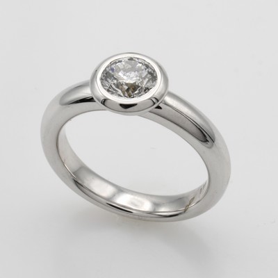 27037668a - Ring mit Brillantsolitär, WG 585/000, Brill. in Zargenfassung ca. 1.11 ct feines ...