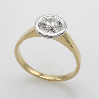 27037670a - Ring mit Brillant, GG 585/000, Brill. in WG Zargenfassung ca. 1.01 ct feines Weiß/p, RW ...