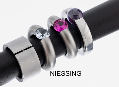 Image Konvolut 4 Stahl Ringe NIESSING, bunter Similisteinbesatz, RW 56, 3 Niessing- ...