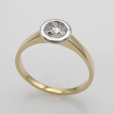 27037698a - Ring mit Brillant, GG 585/0010, Brill. in WG Zargenfassung ca. 0.54 ct feines Weiß/p, ...