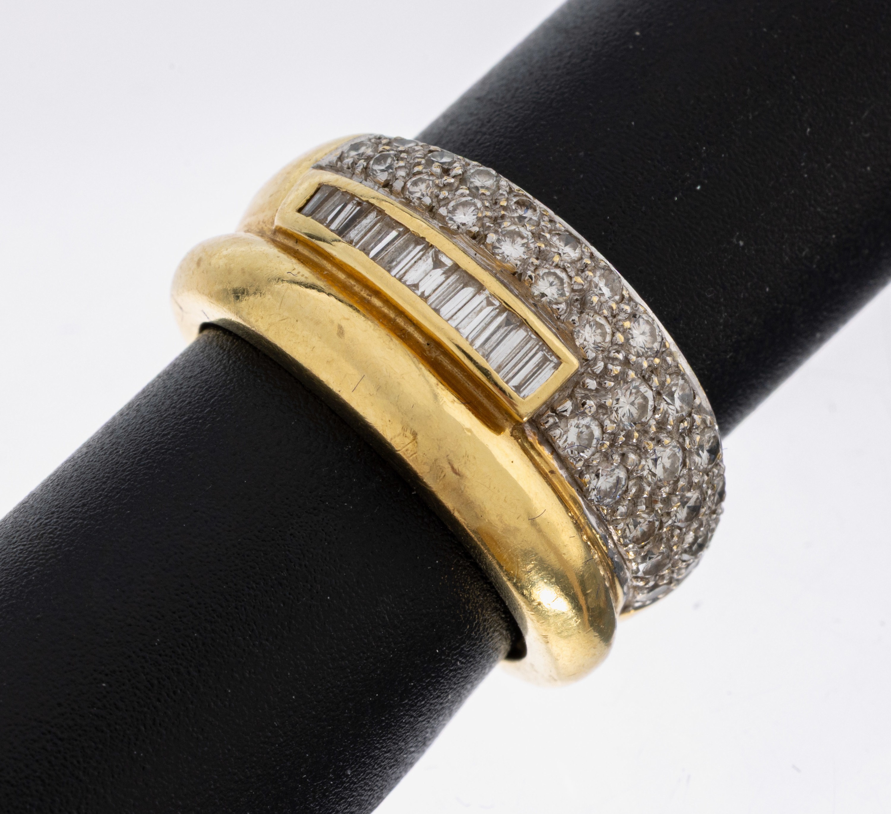 Image 27037704 - 18 kt Gold Diamant-Ring, GG/WG 750/000, 28 Brillanten und 12 Diamant-Baguettes bzw. ...