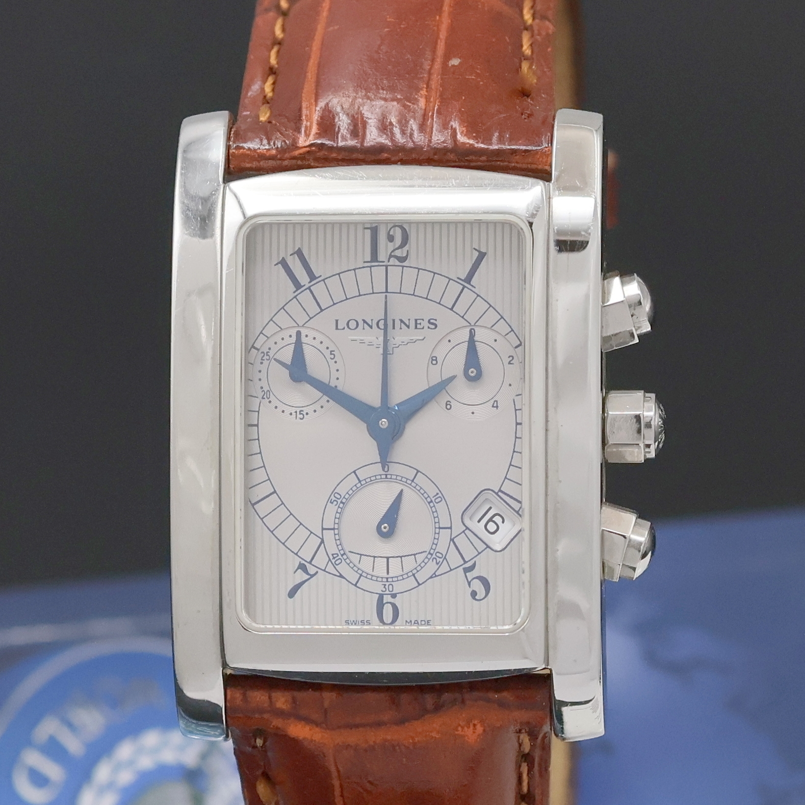Detail a: LONGINES Dolce Vita Armbandchronograph in Stahl Referenz L5.656.4, Schweiz um 2001, quarz, rechteck. Geh., Boden 4-fach verschr., orig. Lederband m. ...