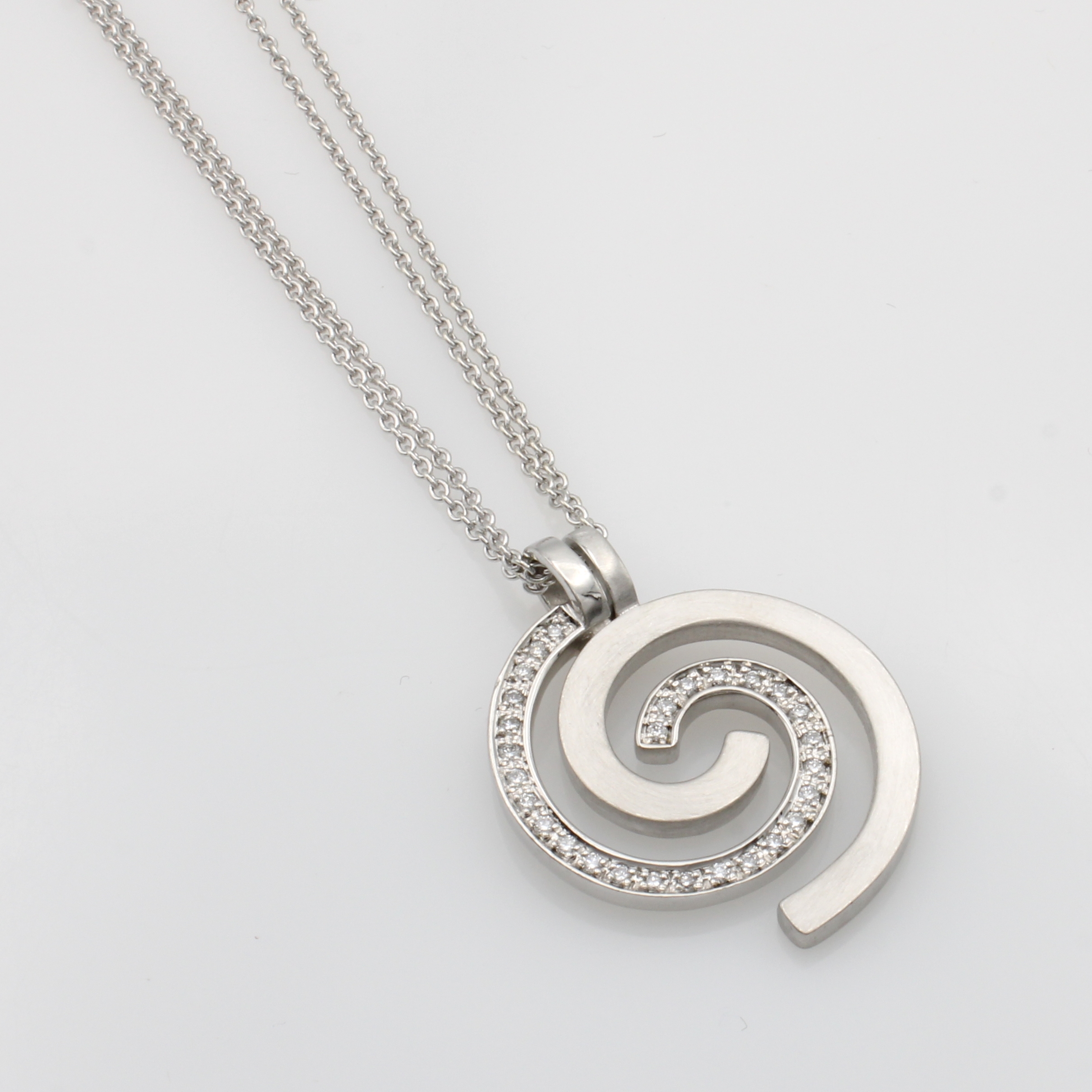 Image 27037750 - Anhänger mit Brillanten an 2-reihiger Kette, WG 585/000, z.T. matt., 2 ineinander ...