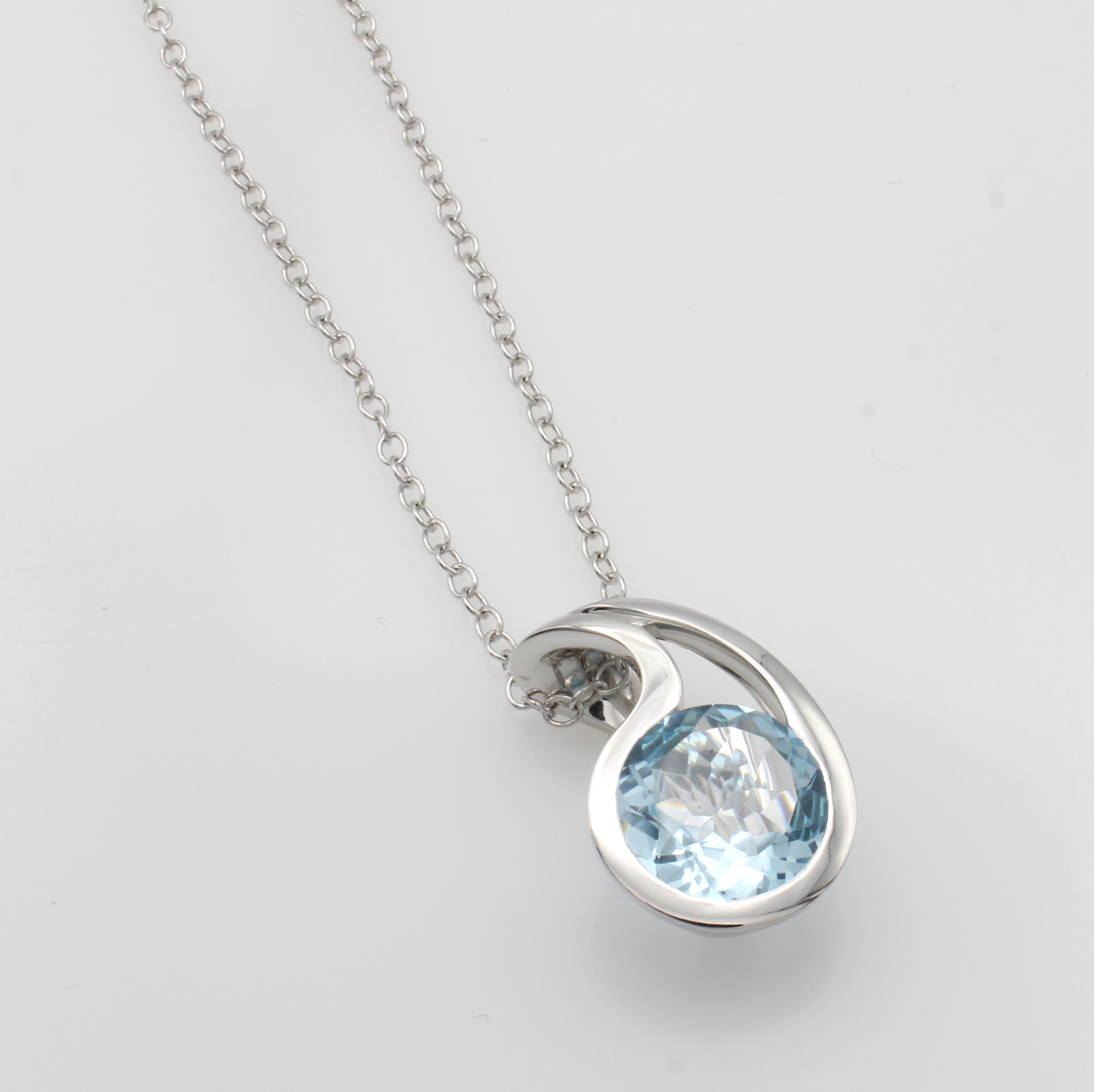 Image 27037772 - Anhänger mit Blautopas an Kette, WG 750/000, Blautopas (beh.) ca. 8.23 ct, Tropfenform, ...
