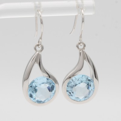 Image Paar Ohrhaken mit Blautopasen, WG 750/000, 2 Blautopase (beh.) ca. 7.86 ct, Tropfenform ...