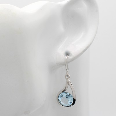 27037721a - Paar Ohrhaken mit Blautopasen, WG 750/000, 2 Blautopase (beh.) ca. 7.86 ct, Tropfenform ...