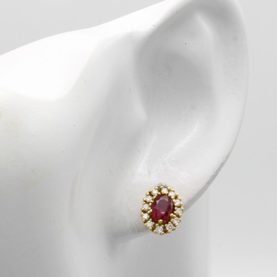 27037726a - Paar Ohrstecker mit Rubinen und Brillanten, GG 750/000, 2 ovale Rubine umgeben v. Brill. ...