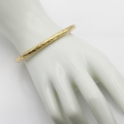 27037732a - Armreif, GG 750/000, gemustertes Design, M. ca. 6x5.1 cm