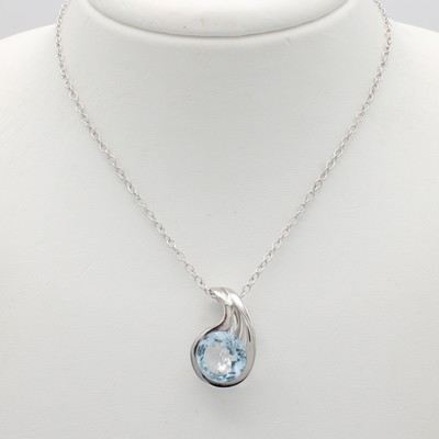 27037772a - Anhänger mit Blautopas an Kette, WG 750/000, Blautopas (beh.) ca. 8.23 ct, Tropfenform, ...