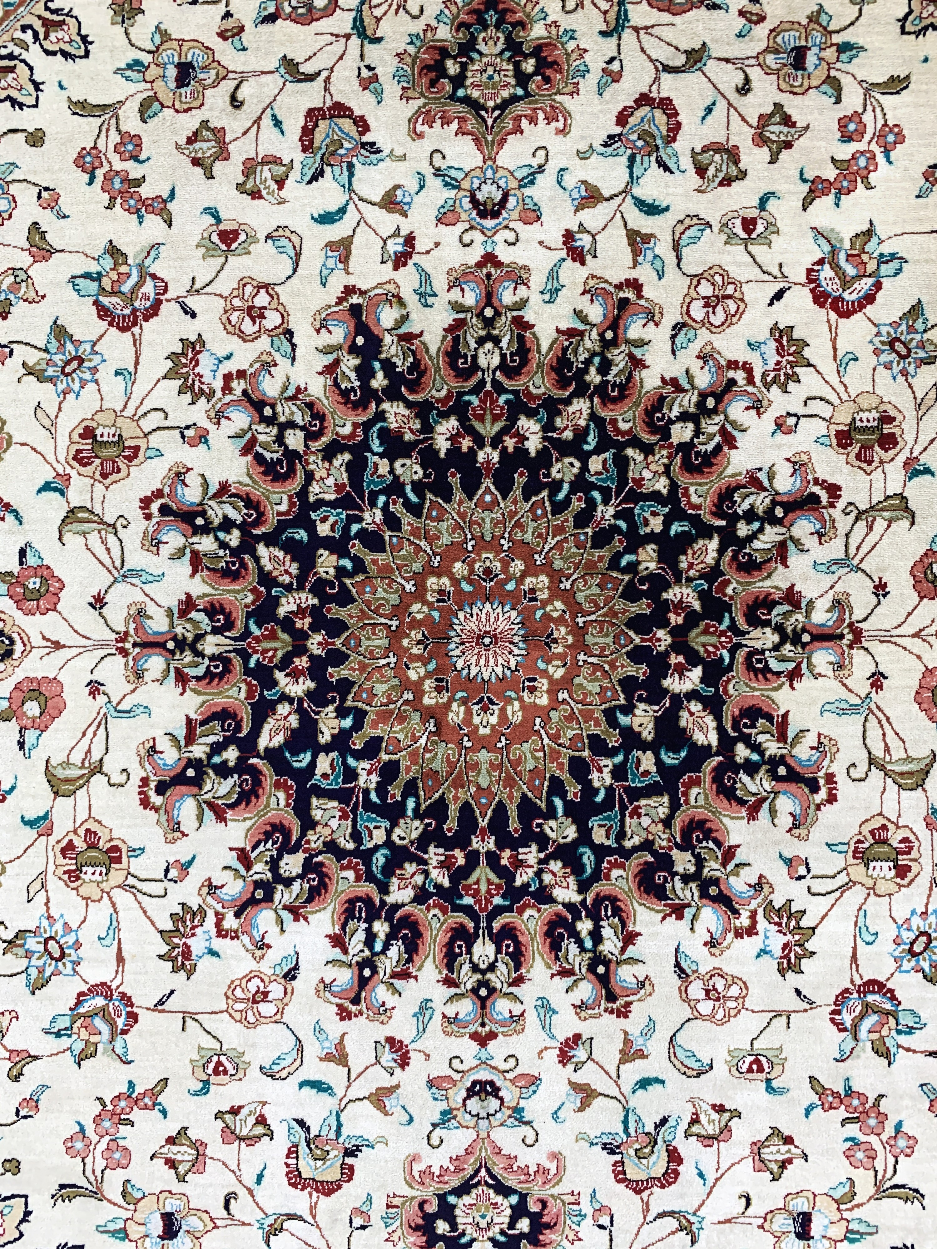 Detail c: Ghom Seide fein Persien, signiert"Banaie", Ende 20.Jhd, reine Naturseide, ca. 200 x 135 cm, ca. 1,0 Mio. Kn/qm, EHZ: 1-2