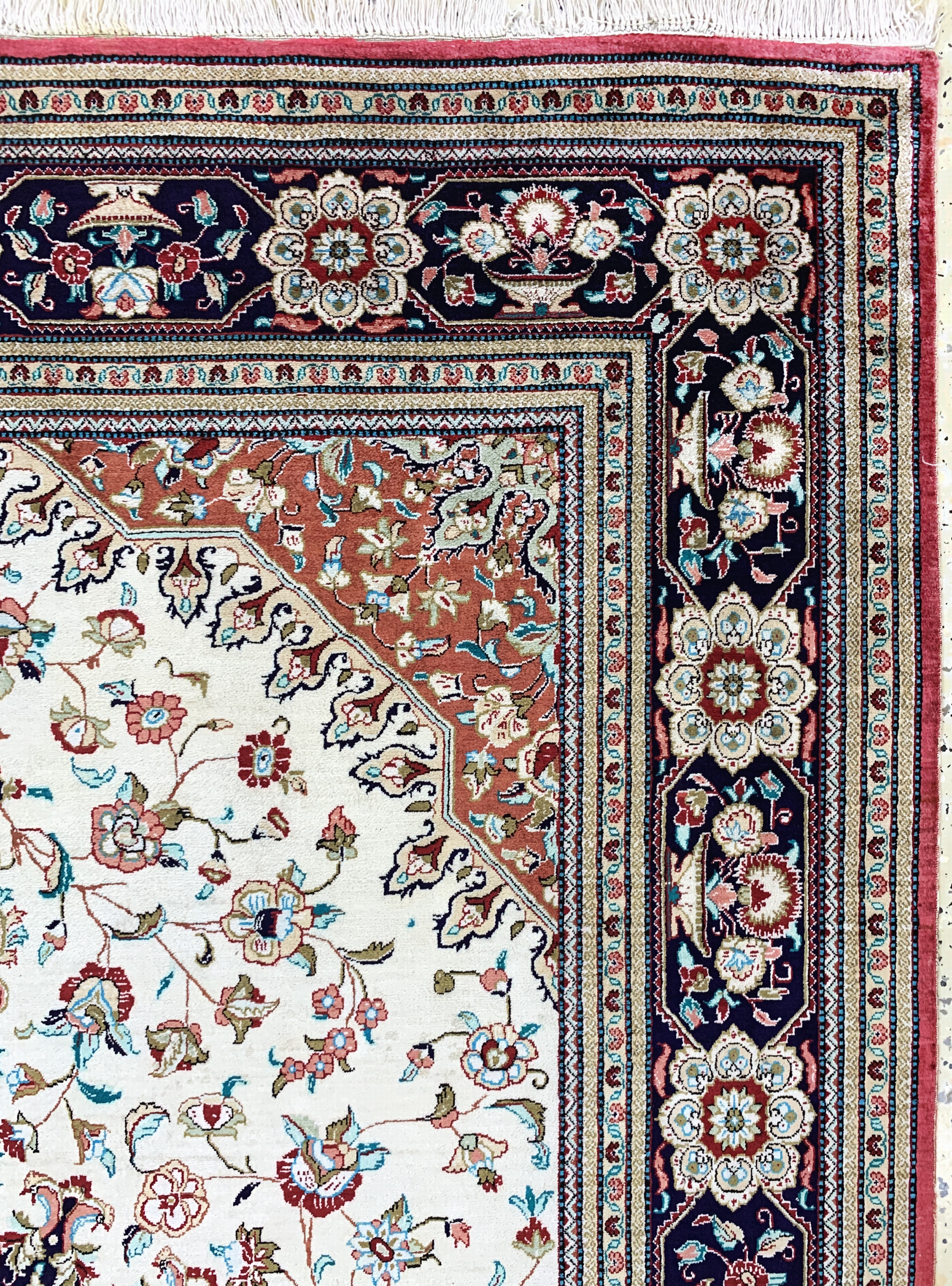 Detail e: Ghom Seide fein Persien, signiert"Banaie", Ende 20.Jhd, reine Naturseide, ca. 200 x 135 cm, ca. 1,0 Mio. Kn/qm, EHZ: 1-2