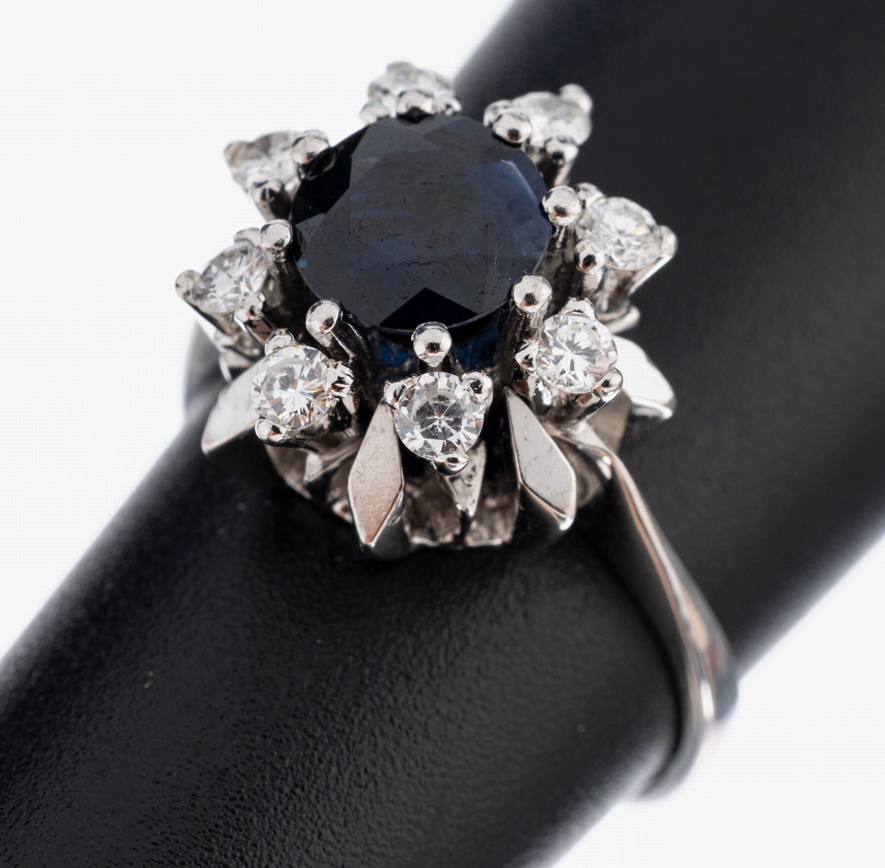 Image 27037828 - 14 kt Gold Saphir-Brillant-Ring, WG 585/000, rundfacett. Saphir ca. 2.20 ct, umgeben ...