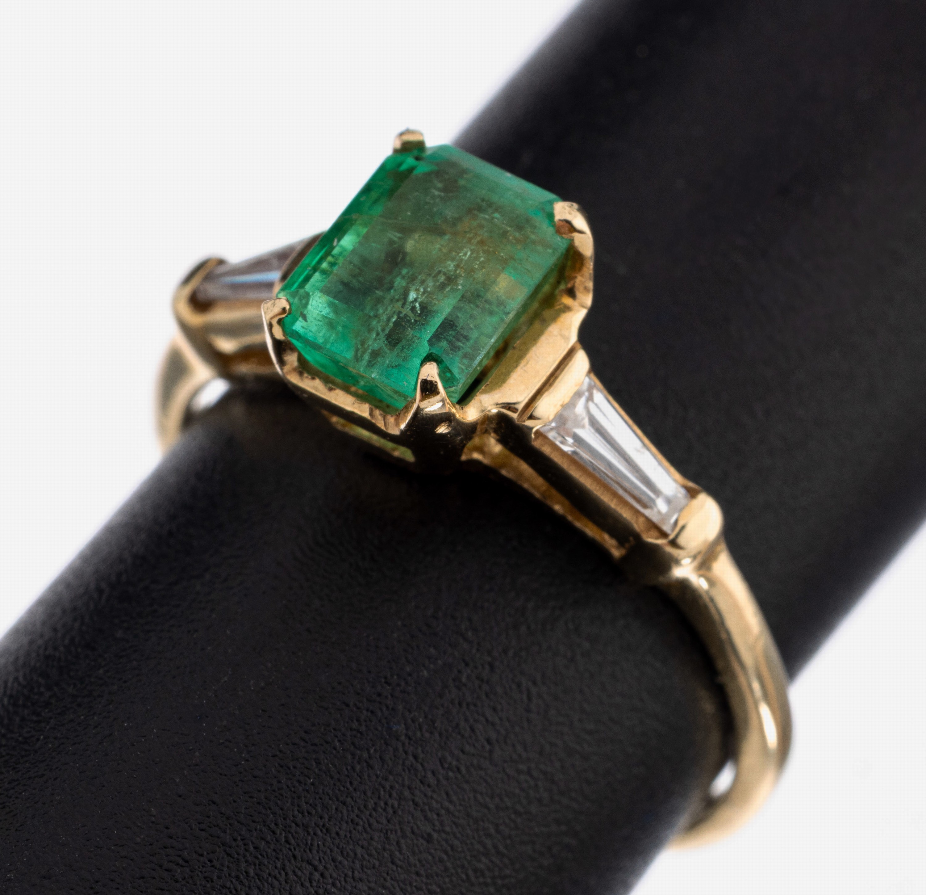 Image 27037847 - 14 kt Gold Smaragd-Diamant-Ring, GG/WG 585/000, Smaragd-Achteck ca. 1.13 ct, nat. ...