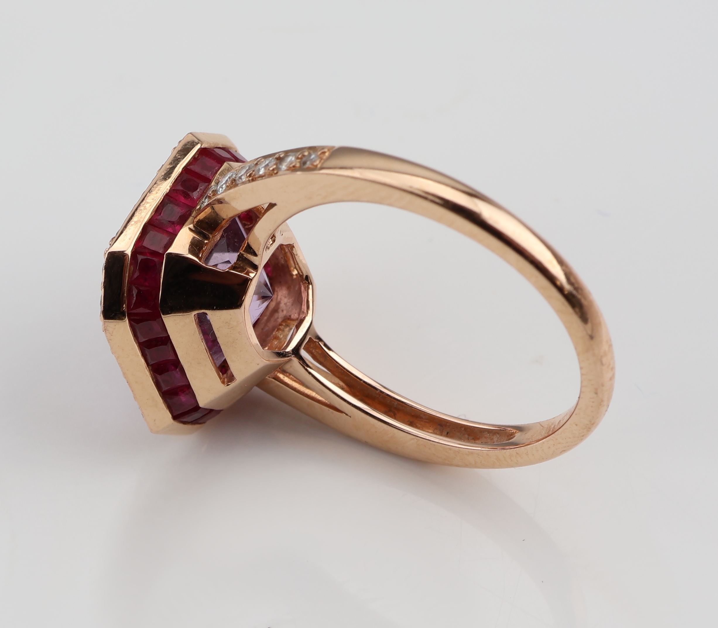 Detail d: 18 kt Gold BUCHWALD Amethyst-Brillant-Rubin- Ring, GG 750/000, mittig facett. Amethyst ca. 6.50 ct, 36 Brillanten zus. ca. 0.25 ct Weiß/si, 24 ...