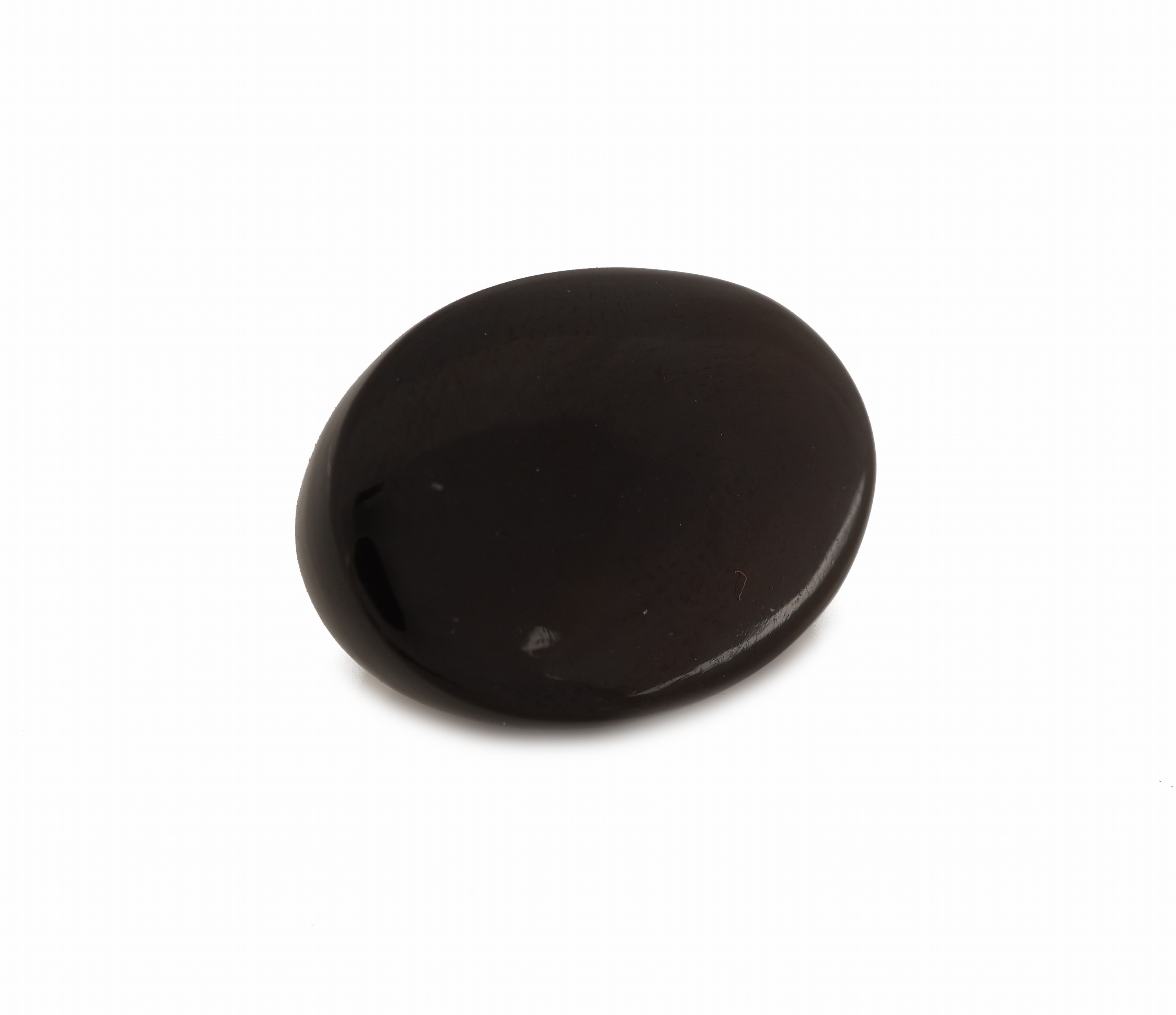 Detail b: Loser Schwarzopal, ca. 11.4 ct, ovaler Cabochon, Farbspiel in Rot, Grün und Gelb