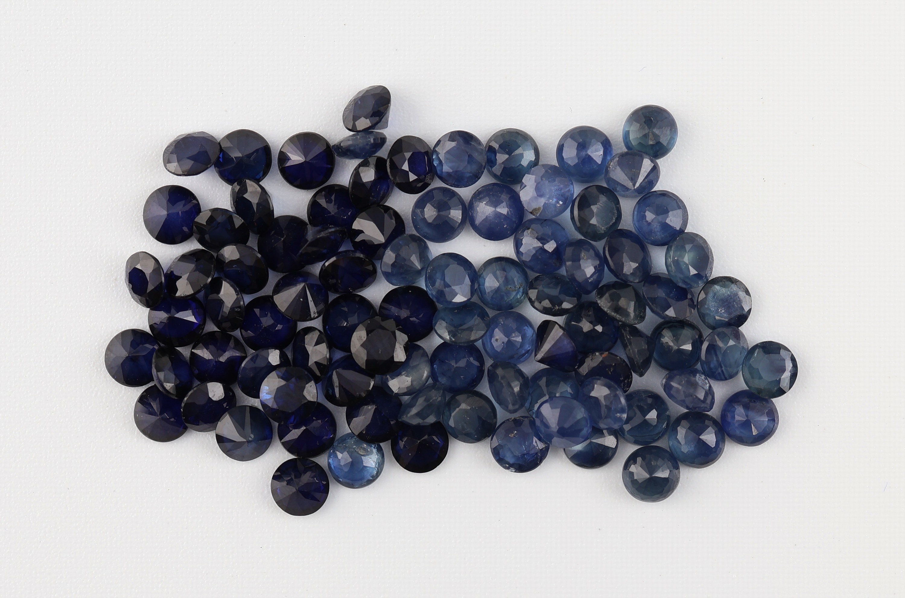 Image 27037897 - Lot lose Saphire, zus. ca. 15.14 ct, rundfacett., versch. Größen und Farbnuancen ...