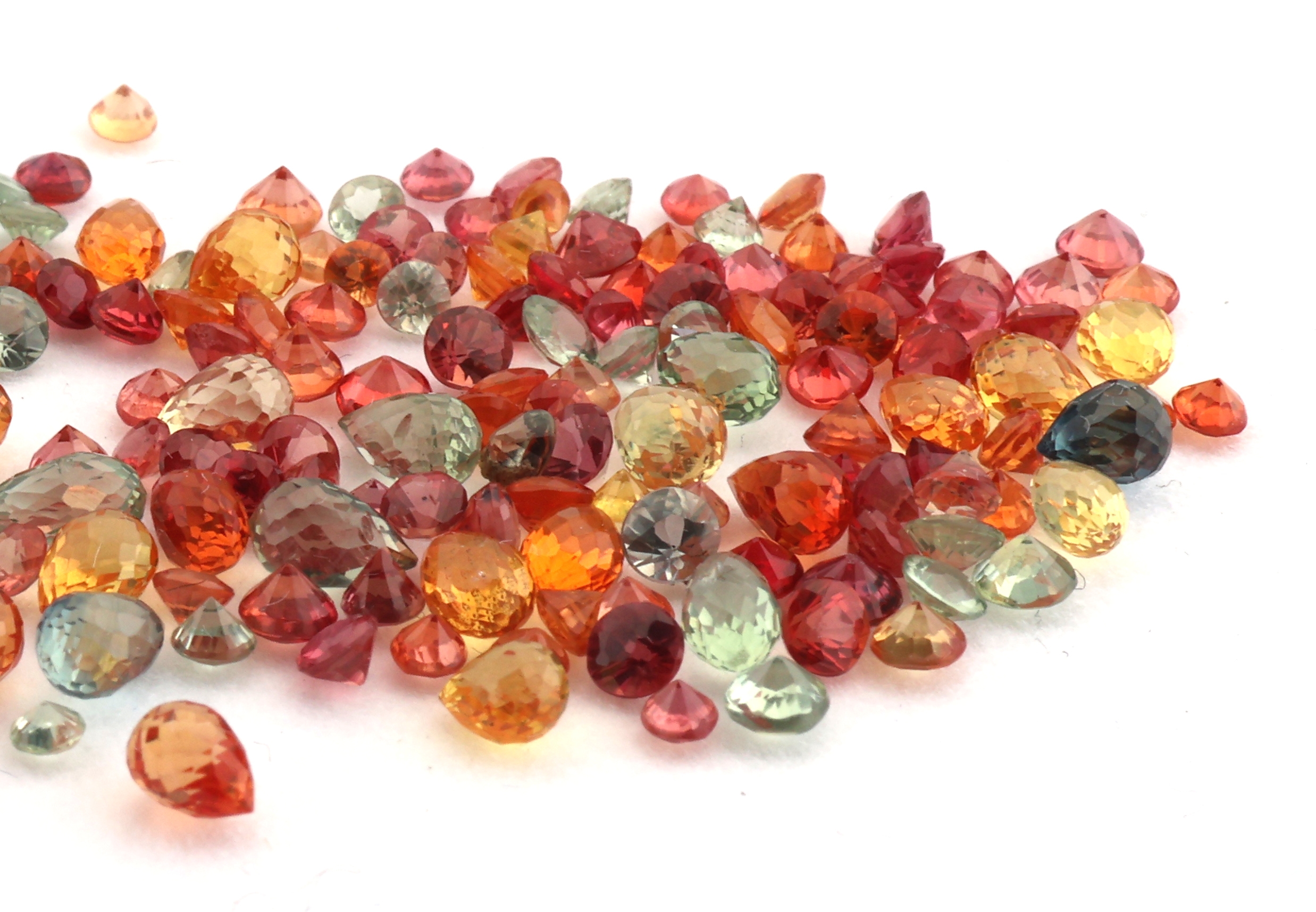 Detail a: Lot lose Saphire, zus. ca. 22.25 ct, in versch. Formen, Farben und Schliffarten, u.a. Orange, Gelb, Blau und Grün