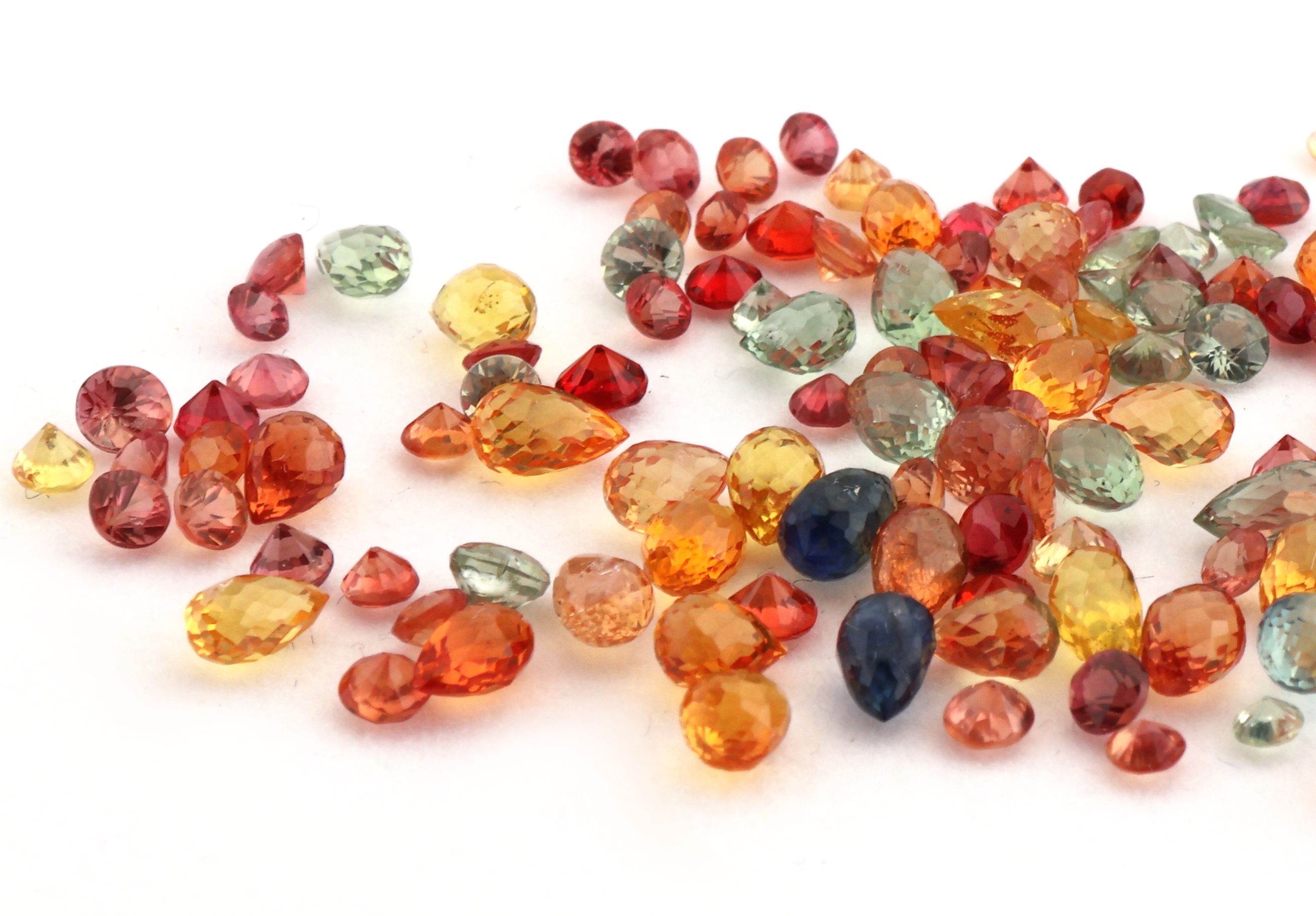 Detail b: Lot lose Saphire, zus. ca. 22.25 ct, in versch. Formen, Farben und Schliffarten, u.a. Orange, Gelb, Blau und Grün