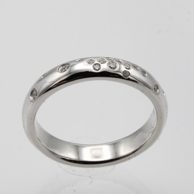 27037827a - Massiver Ring mit Brillanten, WG 750/000, Brill. verstreut gef. zus. ca. 0.21 ct ...