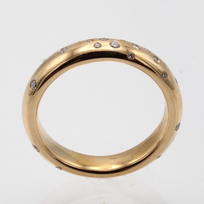 27037830a - Massiver Ring mit Brillanten, RG 750/000, Brill. verstreut gef. zus. ca. 0.21 ct ...