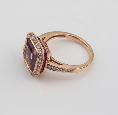 27037889c - 18 kt Gold BUCHWALD Amethyst-Brillant-Rubin- Ring, GG 750/000, mittig facett. Amethyst ...