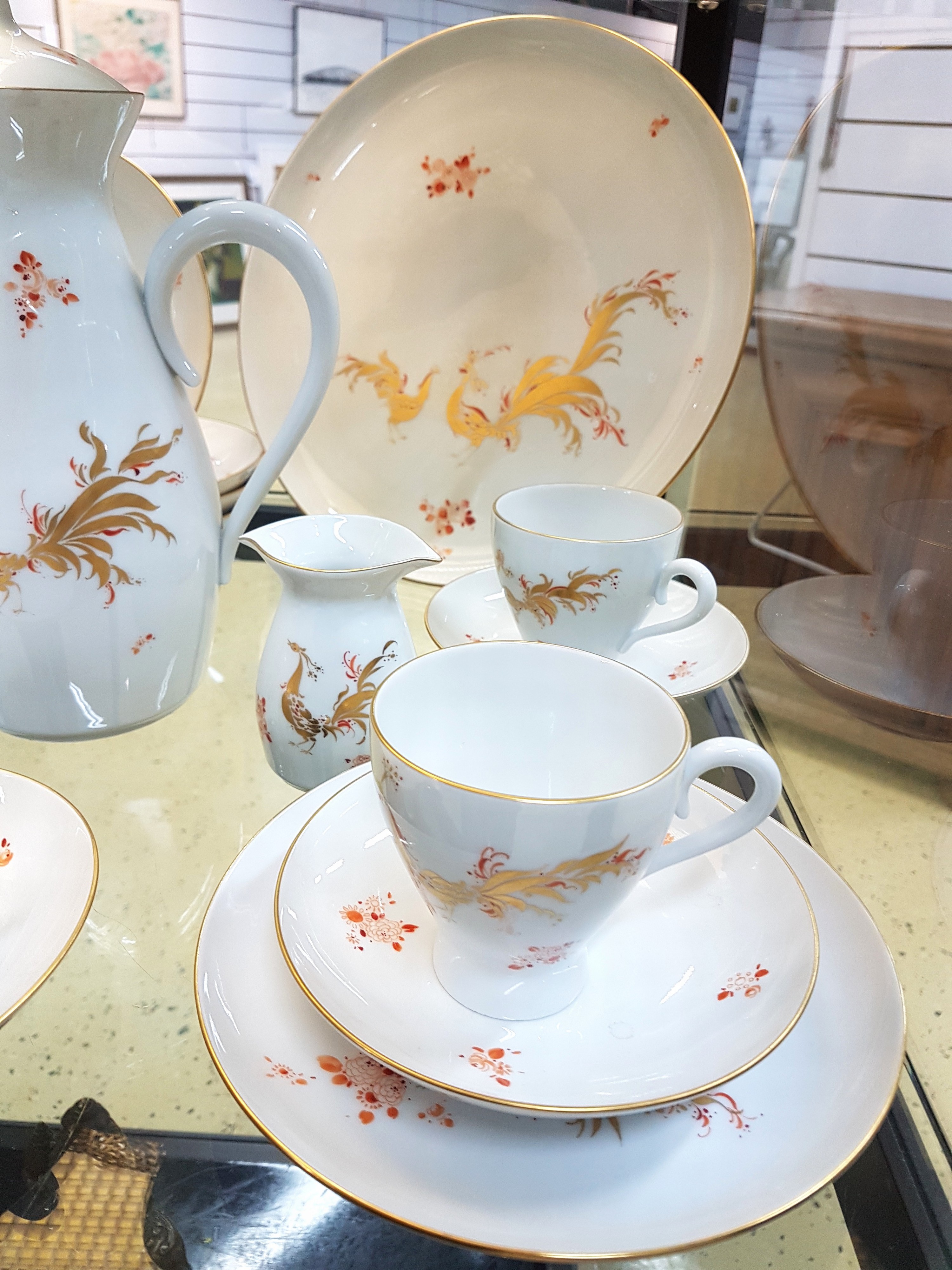 Detail a: Kaffeeservice, Meissen, 20. Jh., Prachtvogel, Entwurf L. Zepner und, H. Werner, Prachtvogel, rot bemalt mit Goldstaffage, Dekor 1350, Entwurf Heinz ...