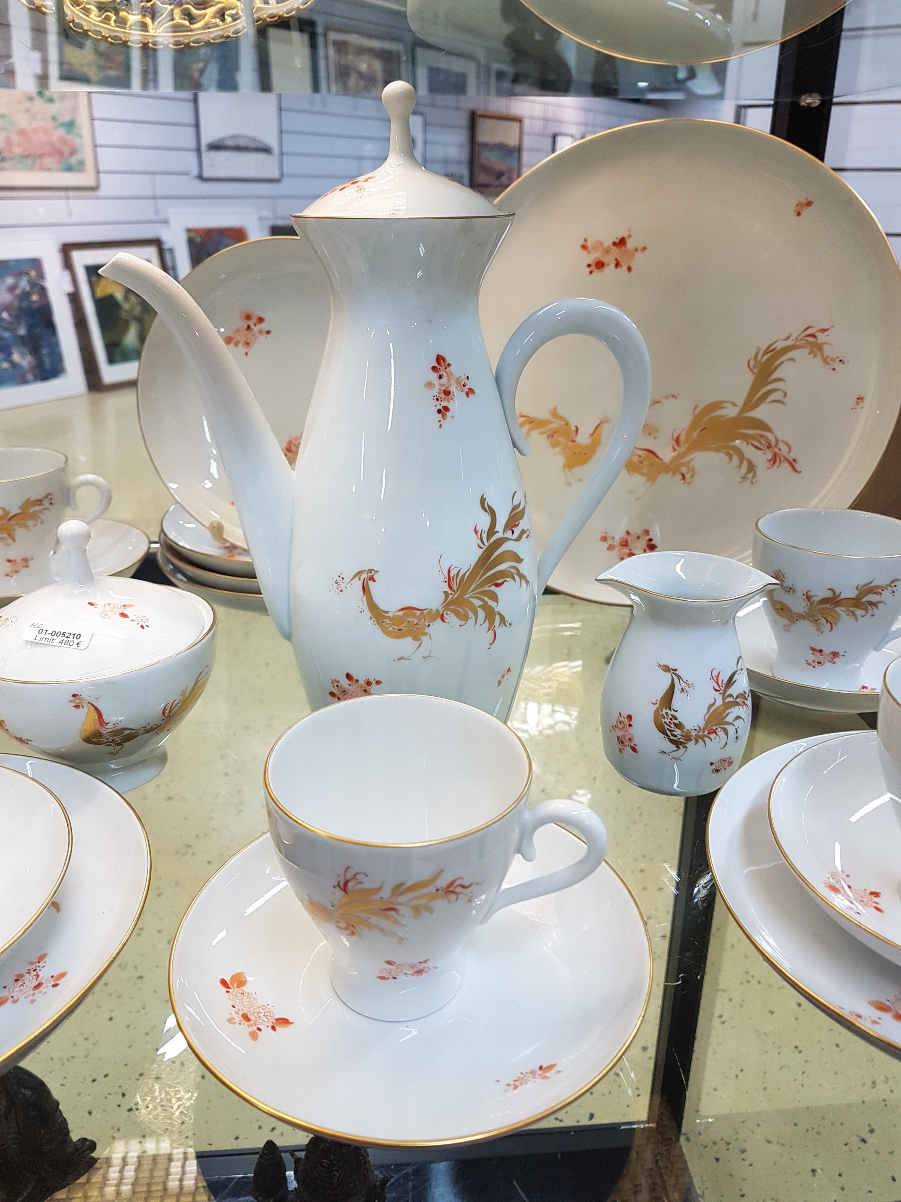 Detail b: Kaffeeservice, Meissen, 20. Jh., Prachtvogel, Entwurf L. Zepner und, H. Werner, Prachtvogel, rot bemalt mit Goldstaffage, Dekor 1350, Entwurf Heinz ...