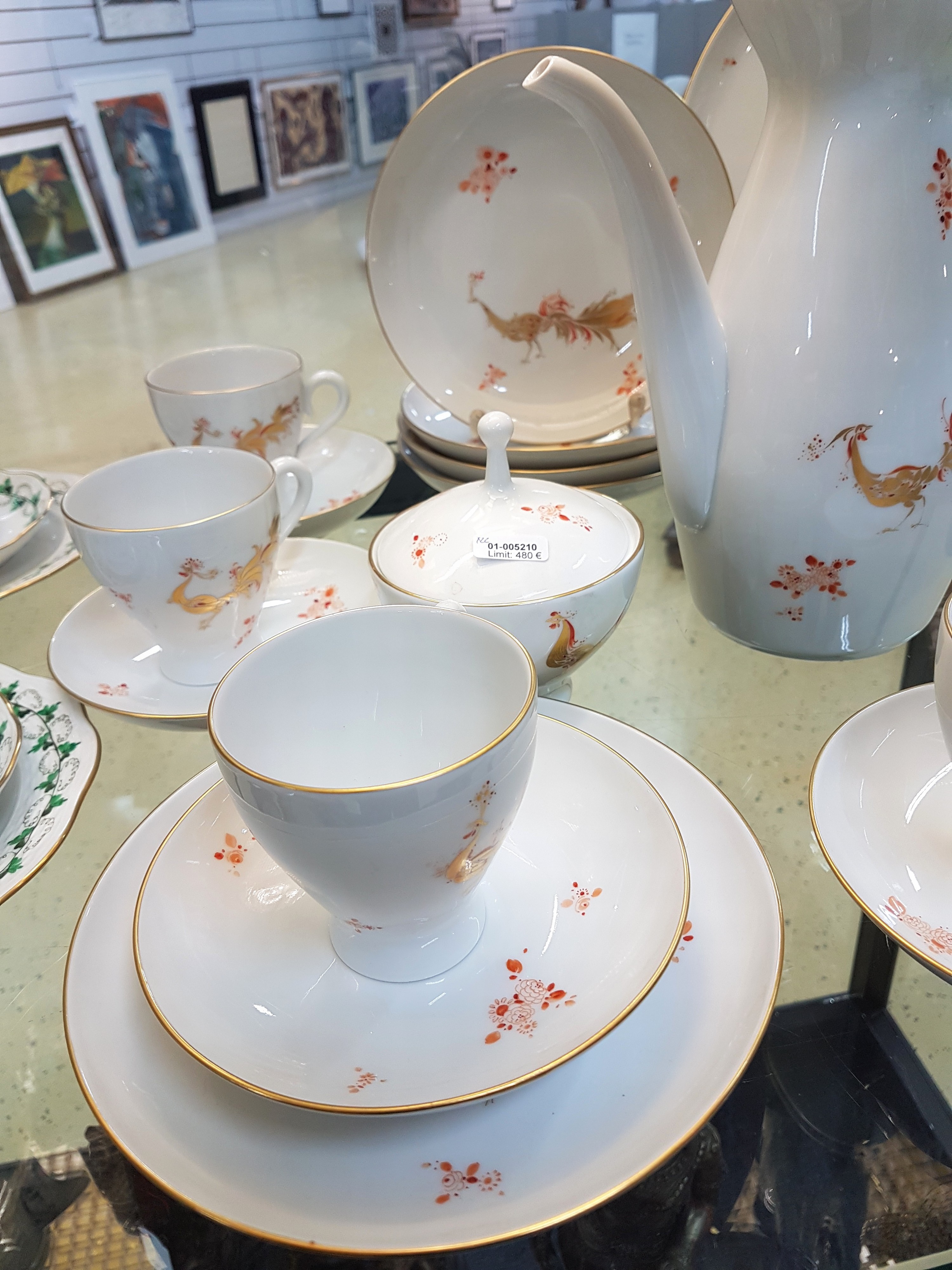 Detail c: Kaffeeservice, Meissen, 20. Jh., Prachtvogel, Entwurf L. Zepner und, H. Werner, Prachtvogel, rot bemalt mit Goldstaffage, Dekor 1350, Entwurf Heinz ...