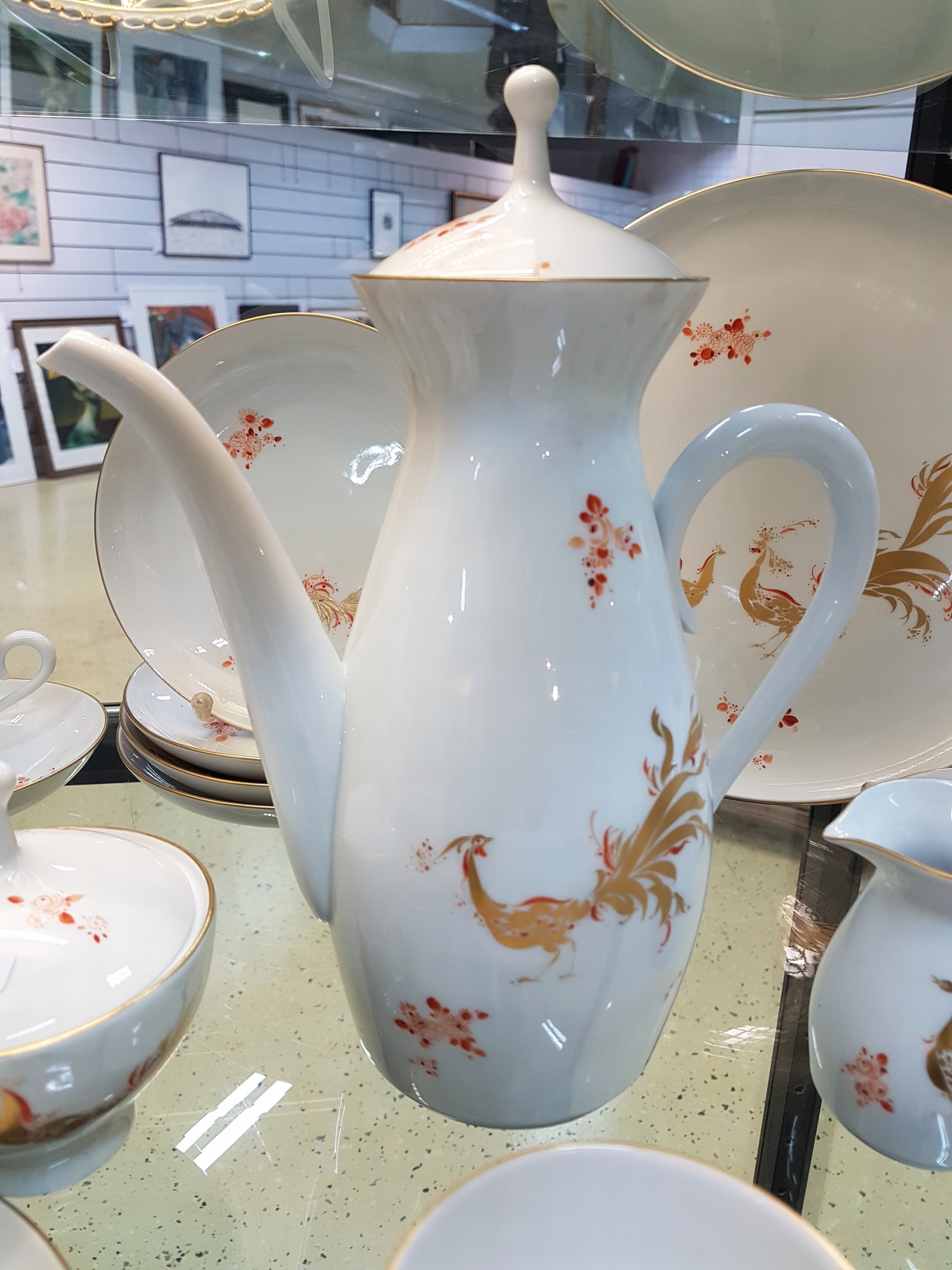 Detail d: Kaffeeservice, Meissen, 20. Jh., Prachtvogel, Entwurf L. Zepner und, H. Werner, Prachtvogel, rot bemalt mit Goldstaffage, Dekor 1350, Entwurf Heinz ...