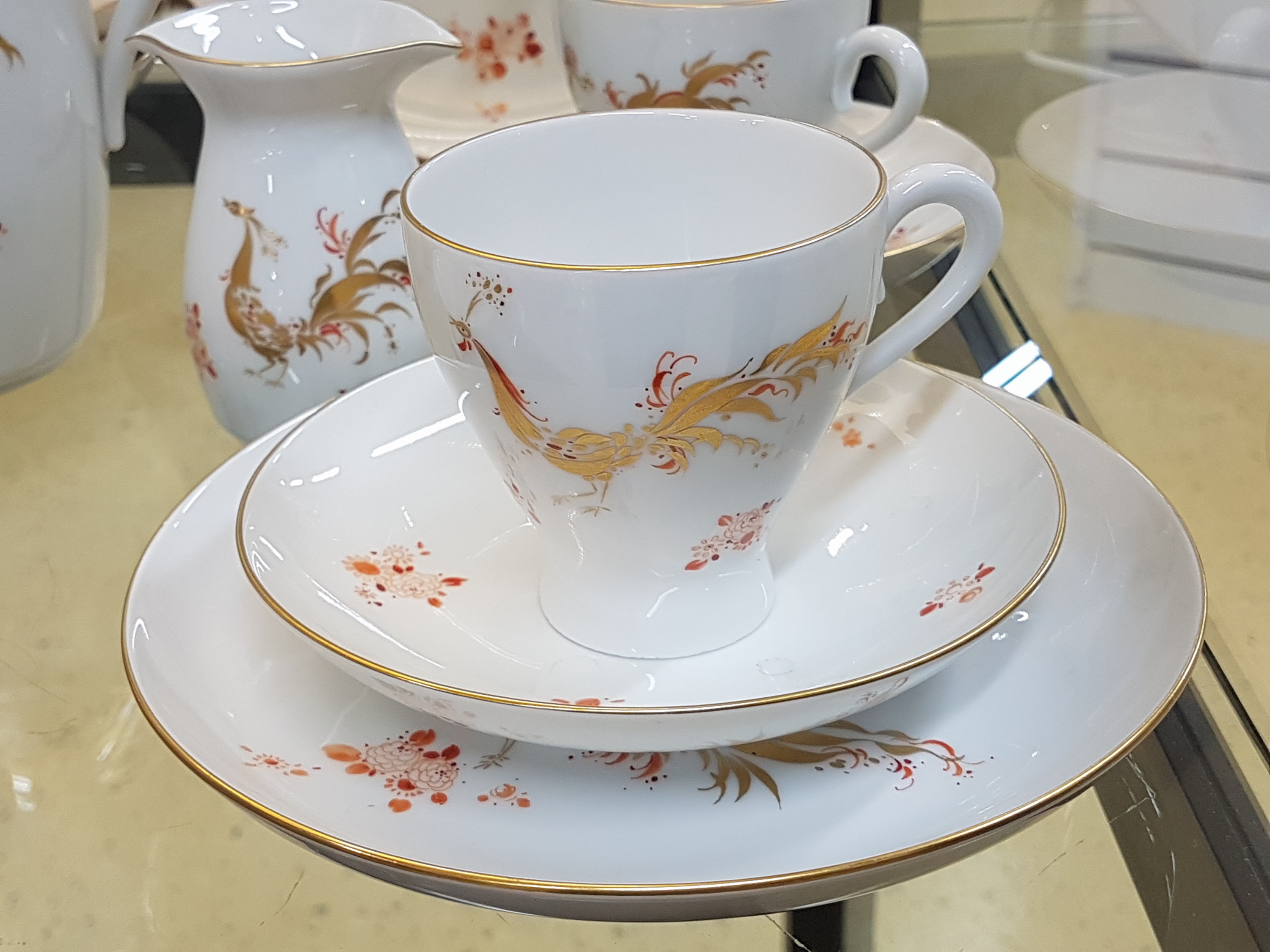 Detail g: Kaffeeservice, Meissen, 20. Jh., Prachtvogel, Entwurf L. Zepner und, H. Werner, Prachtvogel, rot bemalt mit Goldstaffage, Dekor 1350, Entwurf Heinz ...