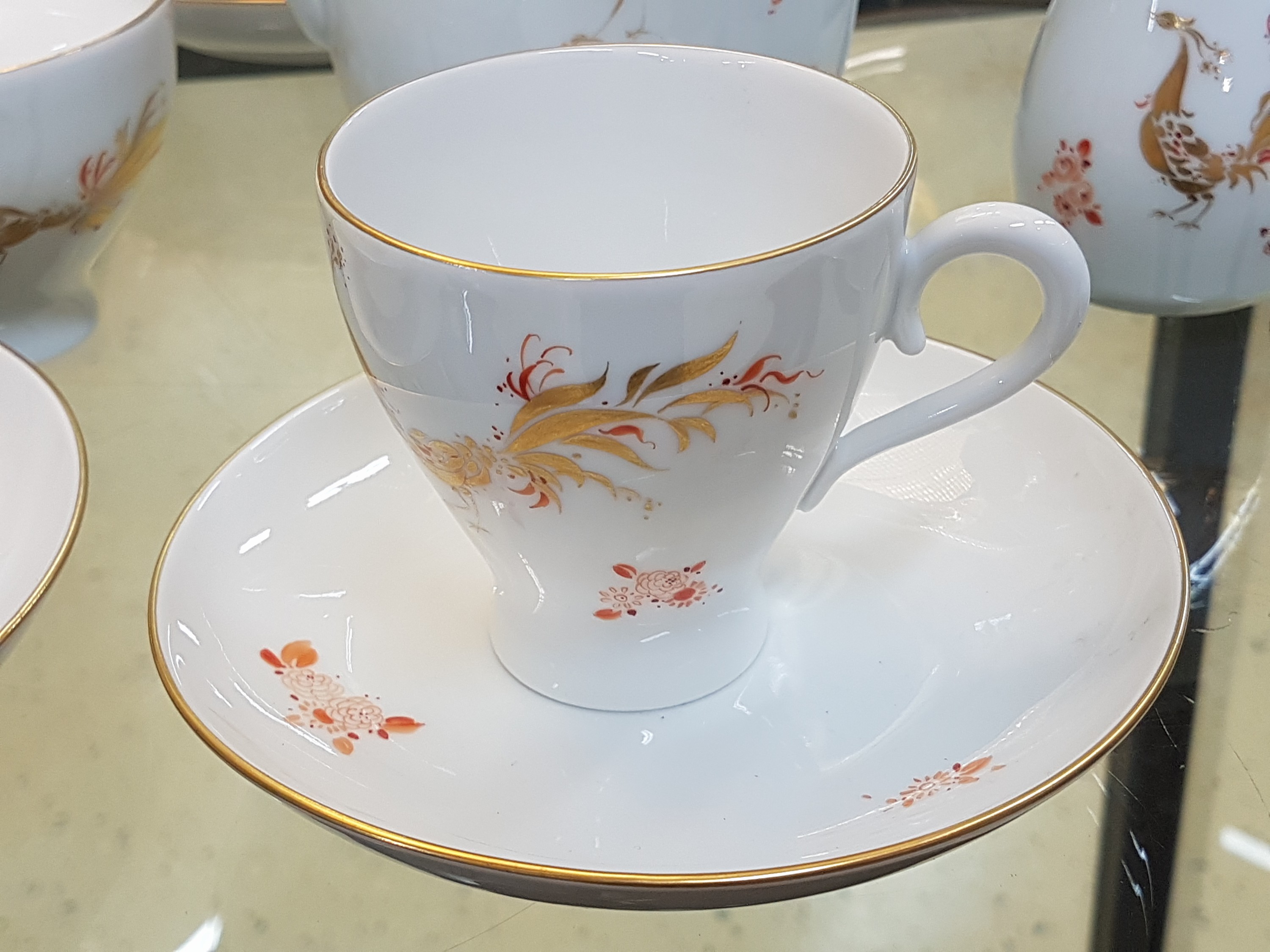 Detail h: Kaffeeservice, Meissen, 20. Jh., Prachtvogel, Entwurf L. Zepner und, H. Werner, Prachtvogel, rot bemalt mit Goldstaffage, Dekor 1350, Entwurf Heinz ...