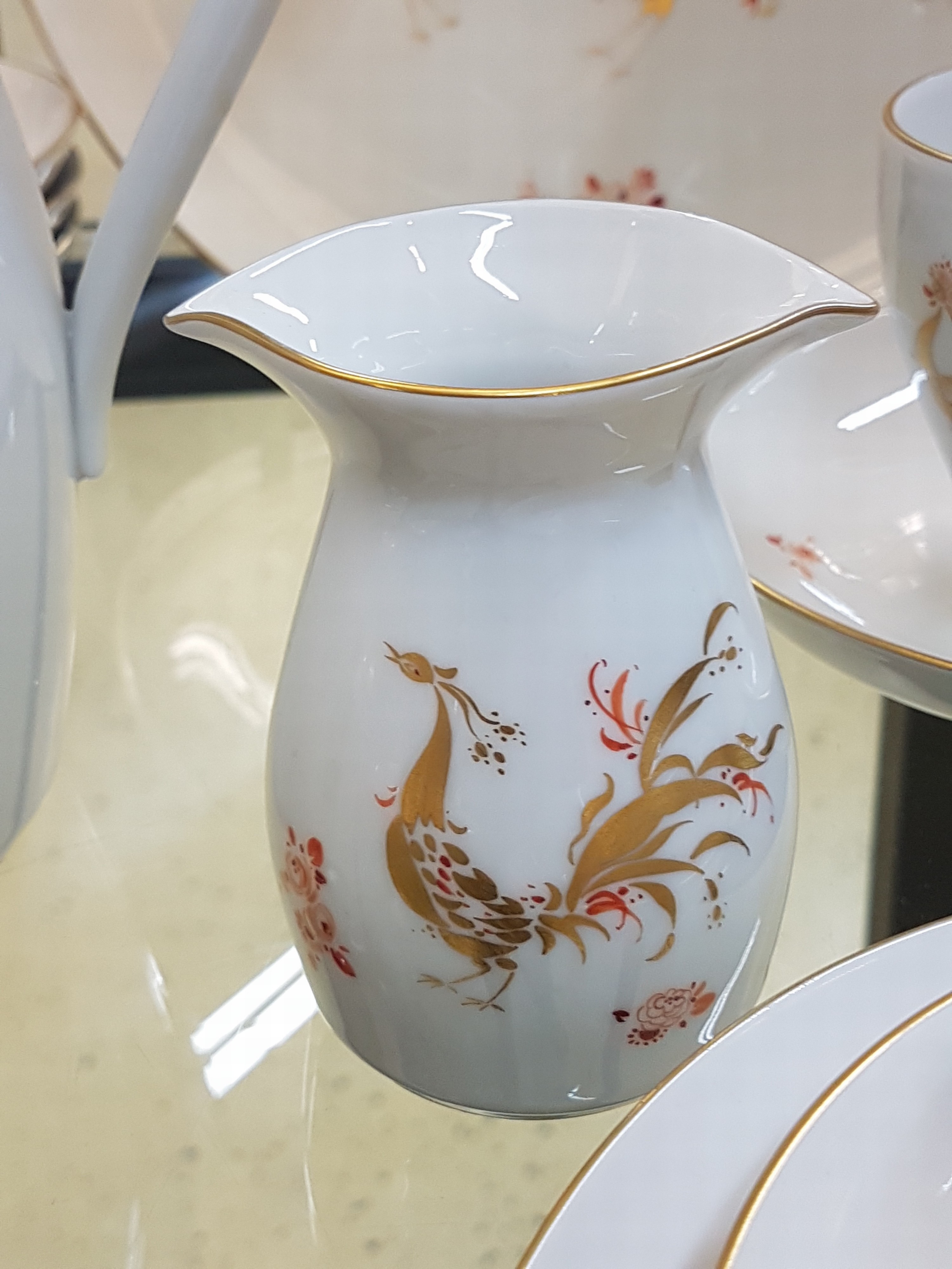 Detail i: Kaffeeservice, Meissen, 20. Jh., Prachtvogel, Entwurf L. Zepner und, H. Werner, Prachtvogel, rot bemalt mit Goldstaffage, Dekor 1350, Entwurf Heinz ...