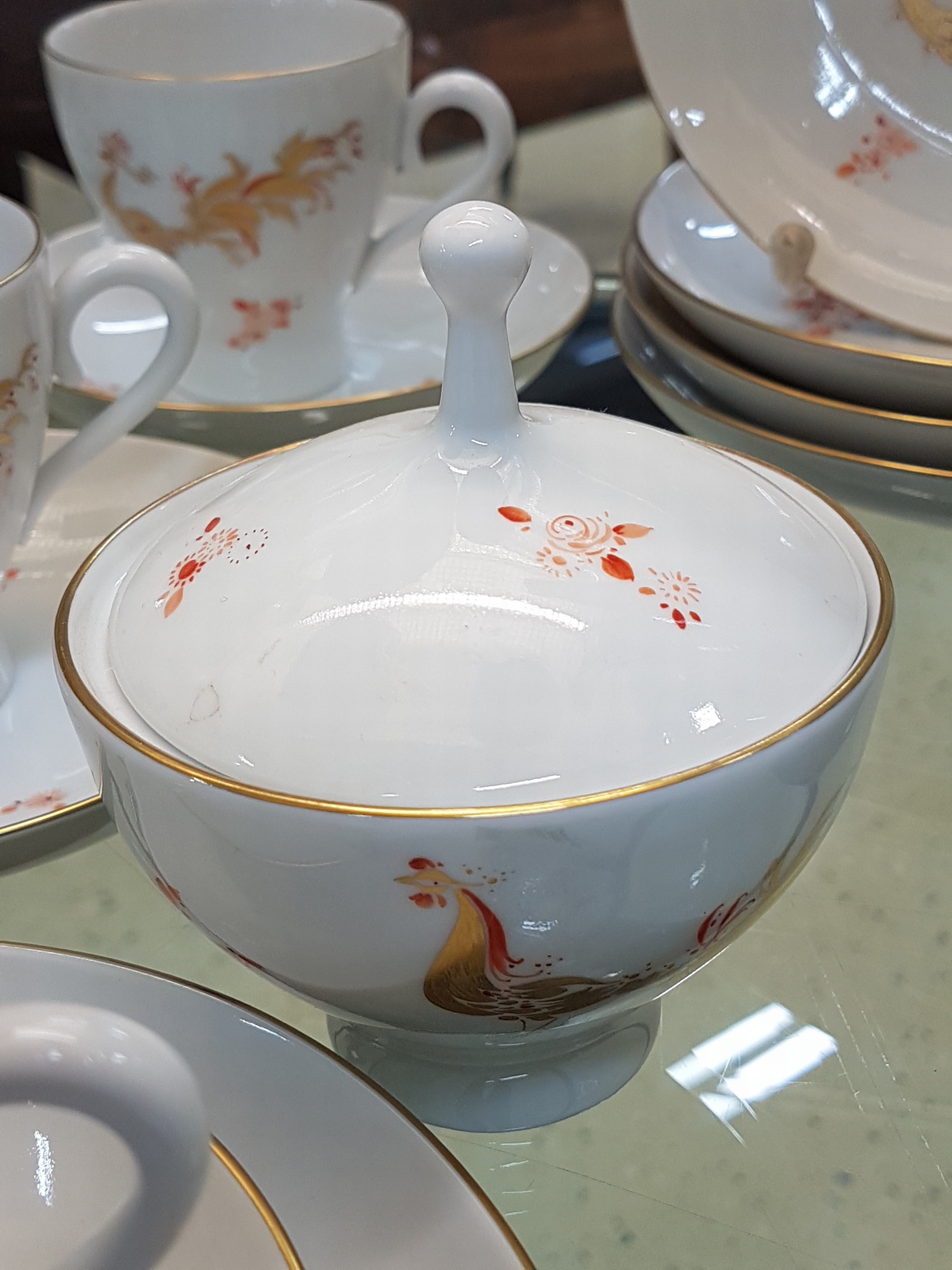 Detail j: Kaffeeservice, Meissen, 20. Jh., Prachtvogel, Entwurf L. Zepner und, H. Werner, Prachtvogel, rot bemalt mit Goldstaffage, Dekor 1350, Entwurf Heinz ...