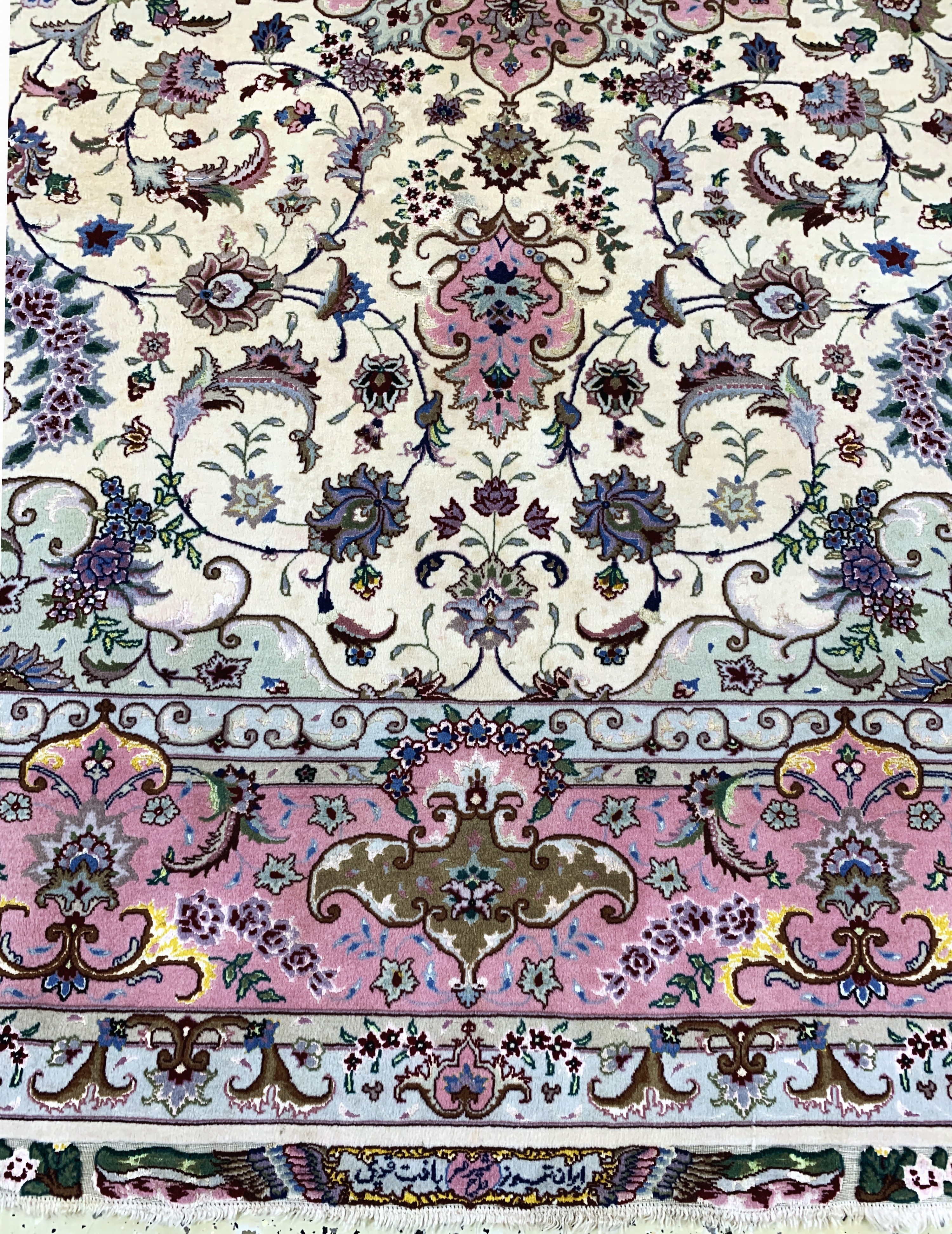 Detail b: Täbriz fein(50 Raj), Persien, Ende 20.Jhd, Korkwolle mit und auf Seide, ca. 308 x 247 cm,ca. 500.000 Kn/qm, Reinigungsbedürftig, EHZ: 22