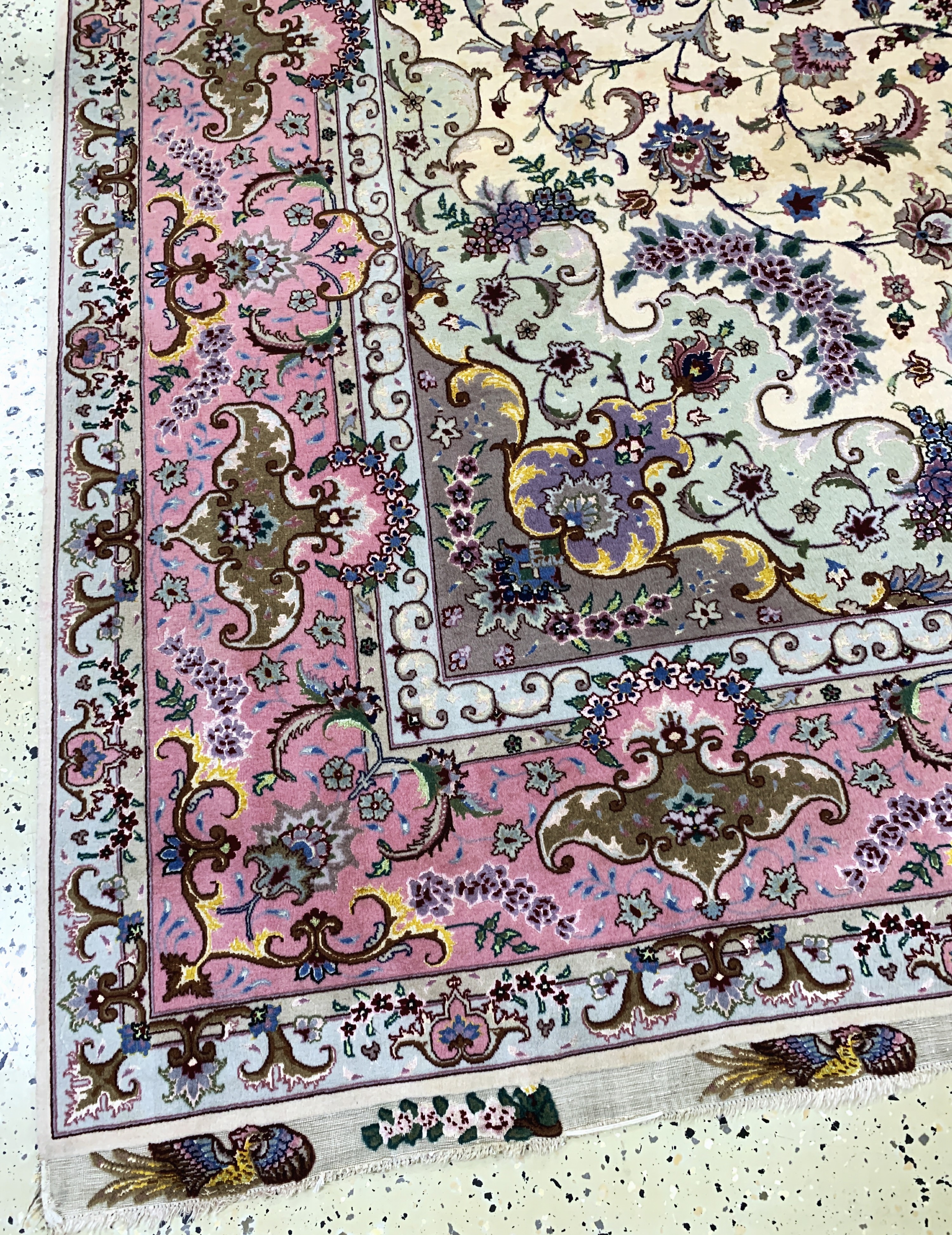 Detail c: Täbriz fein(50 Raj), Persien, Ende 20.Jhd, Korkwolle mit und auf Seide, ca. 308 x 247 cm,ca. 500.000 Kn/qm, Reinigungsbedürftig, EHZ: 22