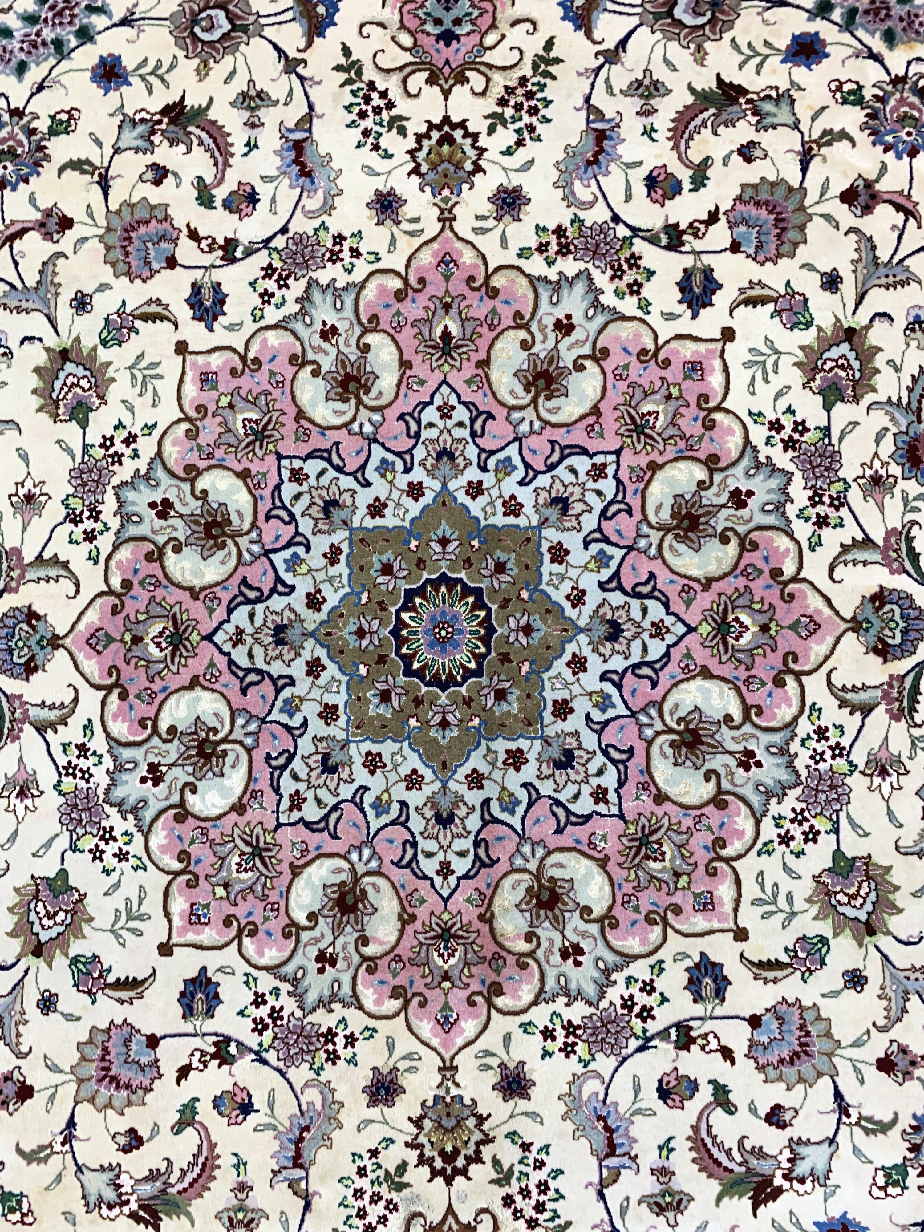 Detail d: Täbriz fein(50 Raj), Persien, Ende 20.Jhd, Korkwolle mit und auf Seide, ca. 308 x 247 cm,ca. 500.000 Kn/qm, Reinigungsbedürftig, EHZ: 22