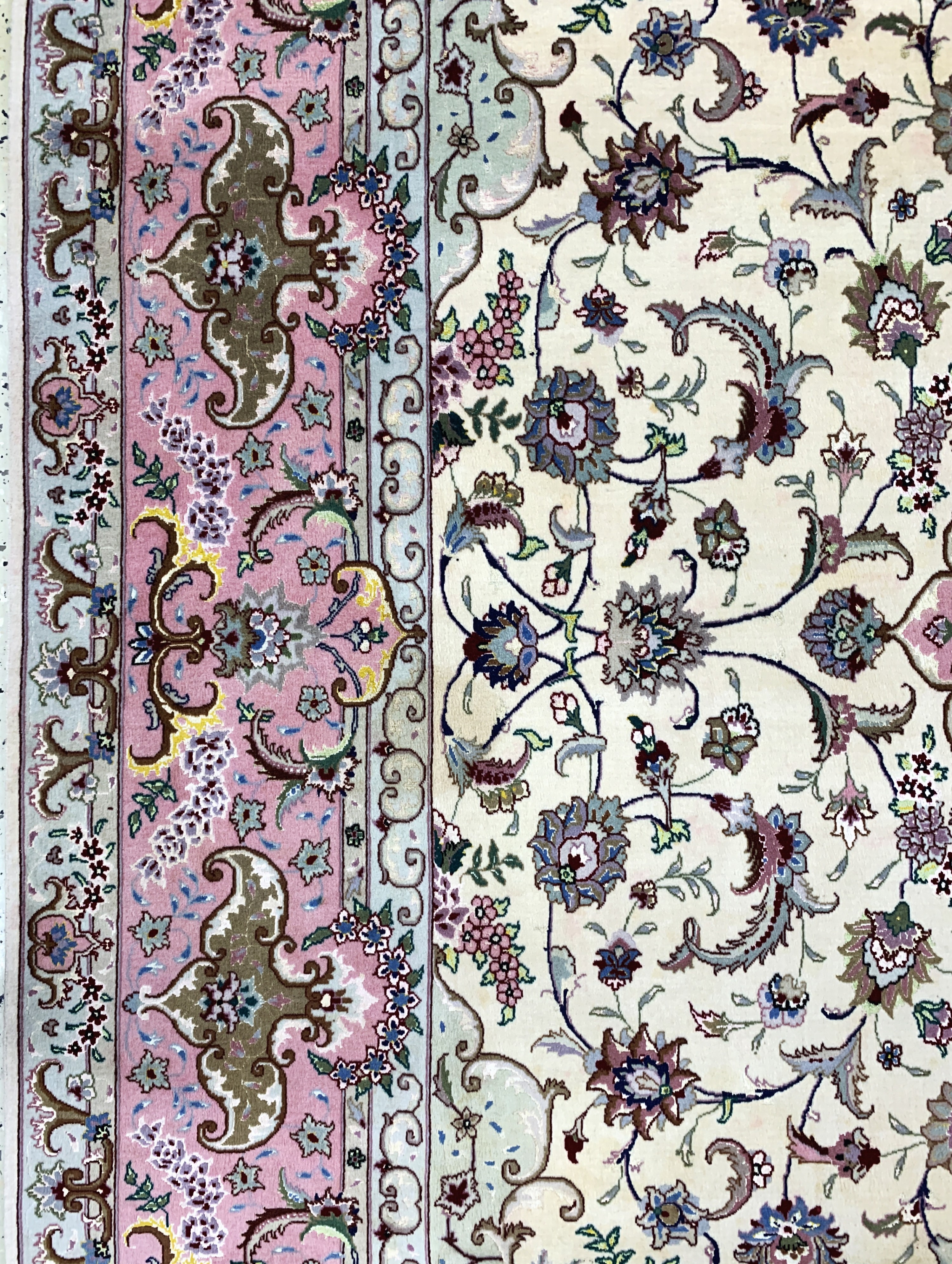 Detail e: Täbriz fein(50 Raj), Persien, Ende 20.Jhd, Korkwolle mit und auf Seide, ca. 308 x 247 cm,ca. 500.000 Kn/qm, Reinigungsbedürftig, EHZ: 22