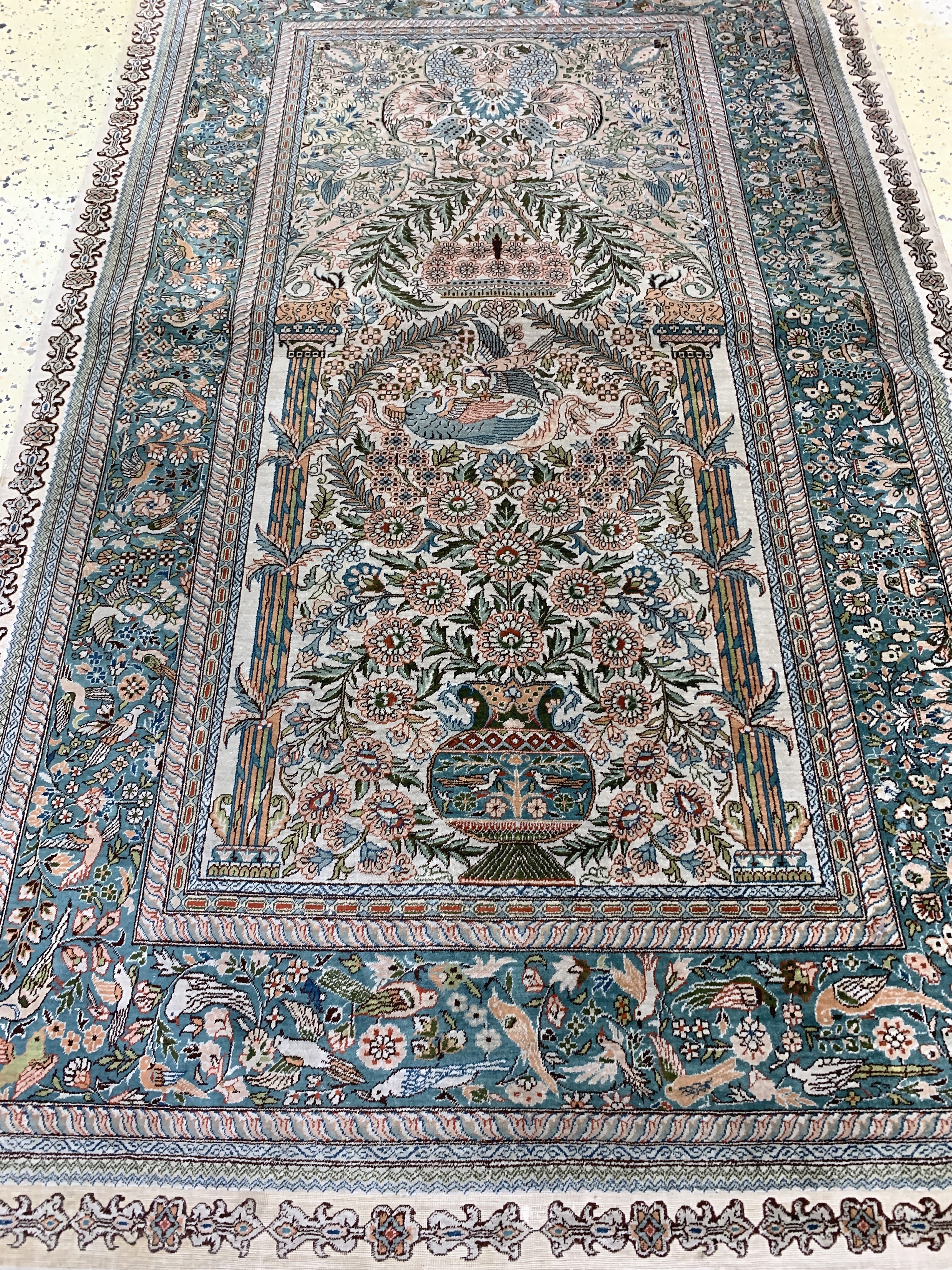 Detail e: Hereke Seide fein, China, Mitte 20.Jhd, reine Naturseide, ca. 154 x 95 cm, ca. 1,0 Mio. Kn/qm, EHZ: 2