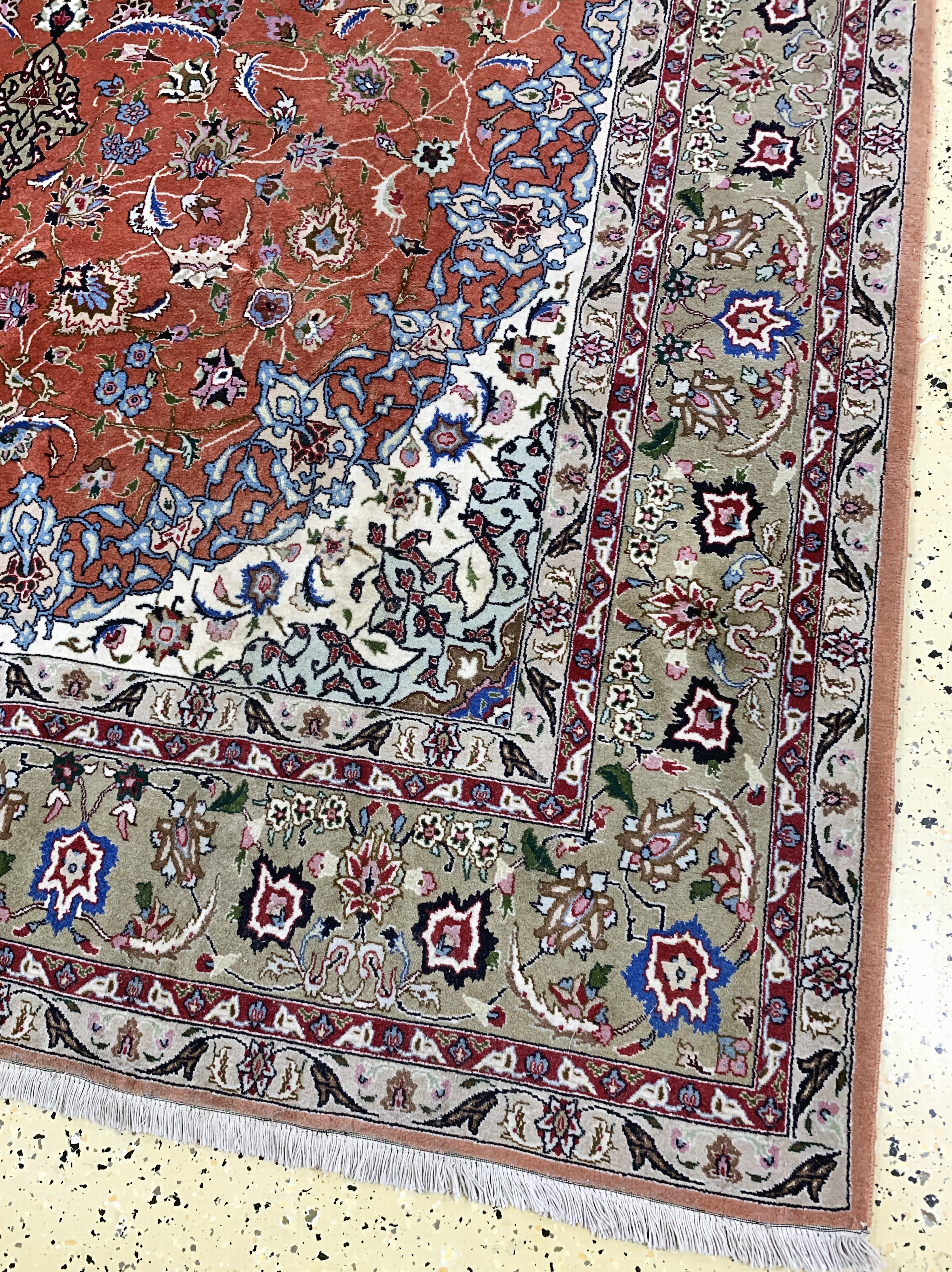 Detail a: Täbriz fein(50 Raj), Persien, Ende 20.Jhd, Korkwolle mit Seide, ca. 304 x 200 cm, ca. 500.000 Kn/qm, Reinigungsbedürftig, EHZ: 2
