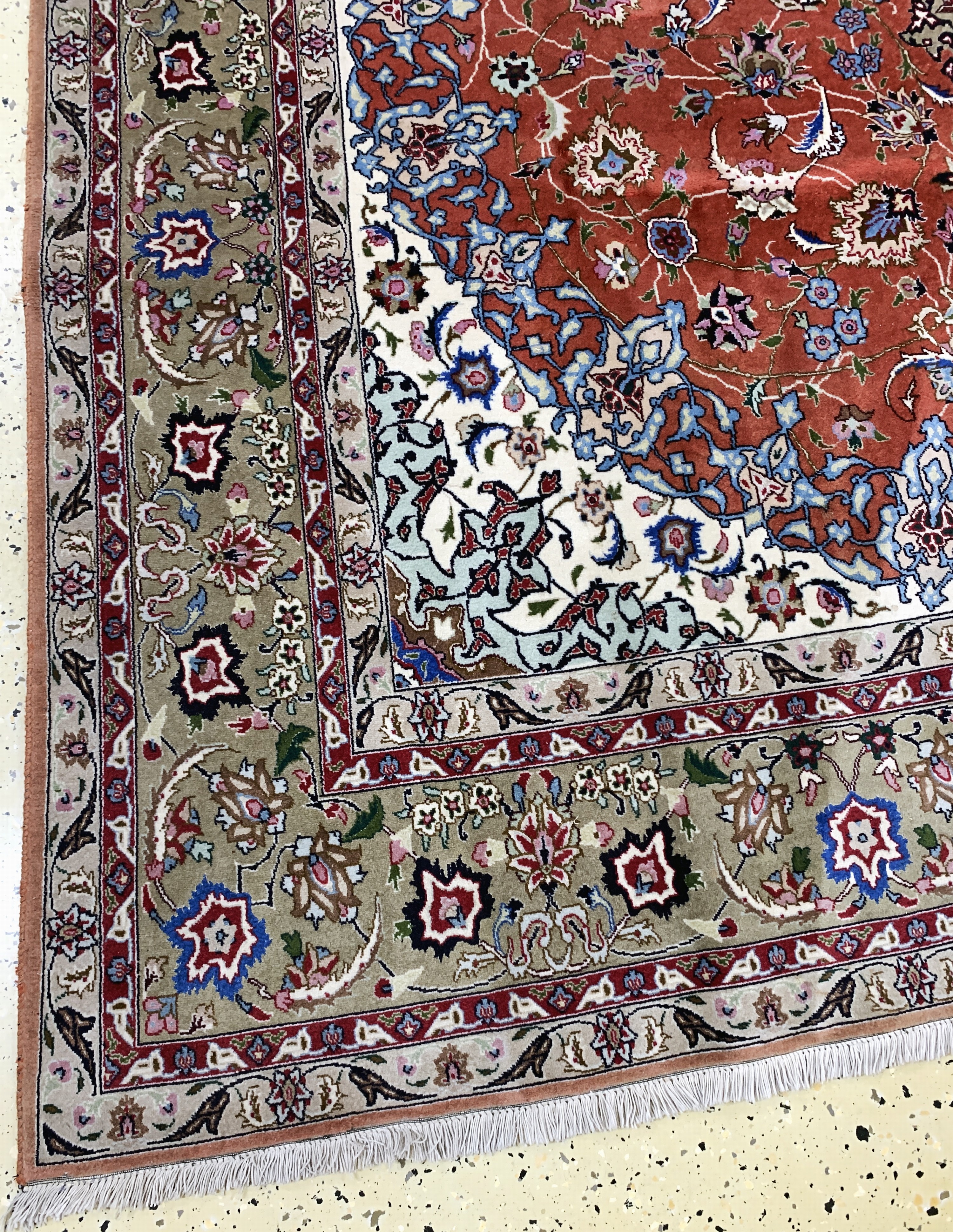 Detail b: Täbriz fein(50 Raj), Persien, Ende 20.Jhd, Korkwolle mit Seide, ca. 304 x 200 cm, ca. 500.000 Kn/qm, Reinigungsbedürftig, EHZ: 2